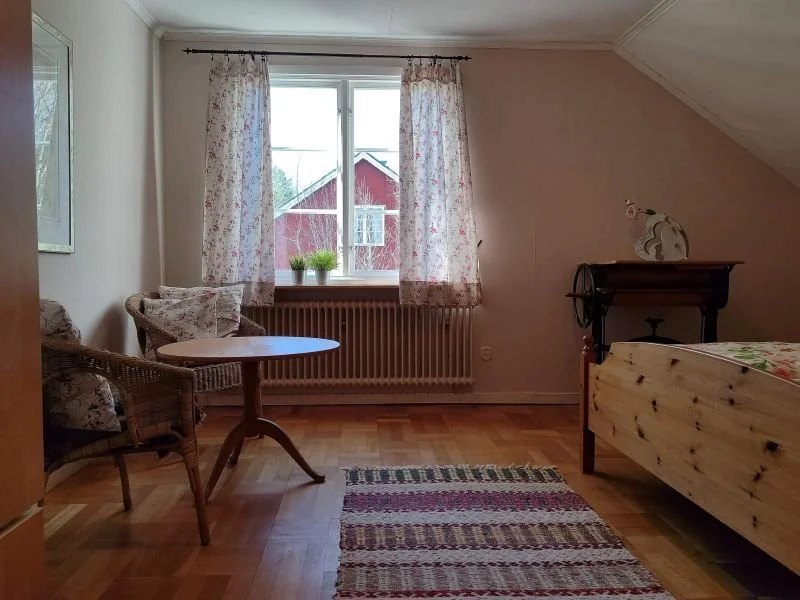 SchwedenAuszeit: geräumiges Zimmer mit Doppelbett und kleiner Sitzgruppe