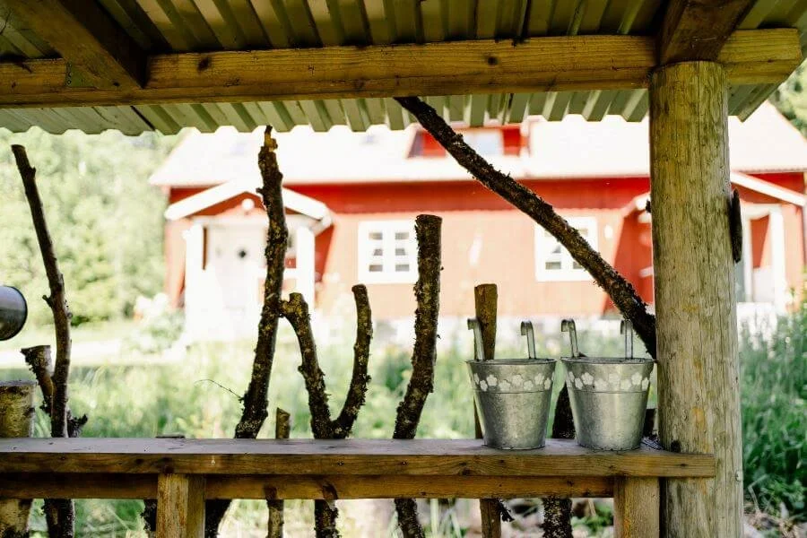 Blick aus einer Hütte auf ein Haus von SchwedenAuszeit