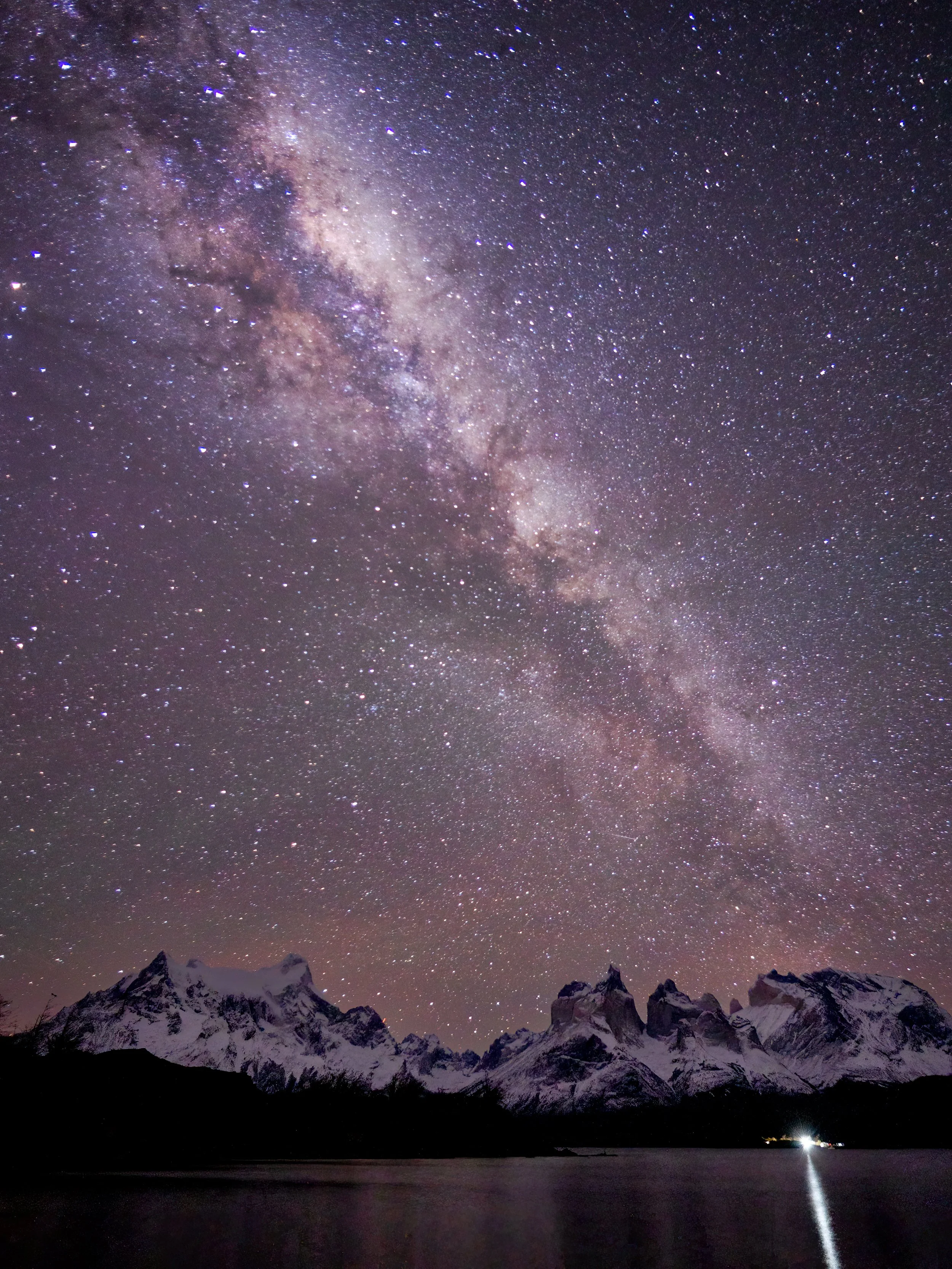 La noche sobre los Cuernos

Desde el Camping Pehoé, la silueta de los Cuernos de Torres del Paine se recorta bajo la Vía Láctea que parece atravesar toda la Patagonia.

Silencio, oscuridad y esa inmensidad que sólo aparece cuando el día finalmente se