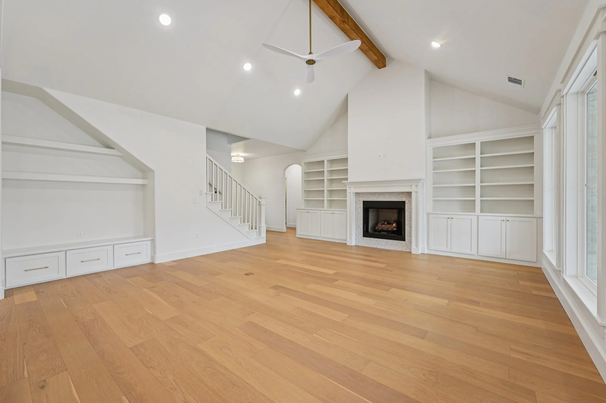 11-web-or-mls-Providence Dr-S2908-009.jpg