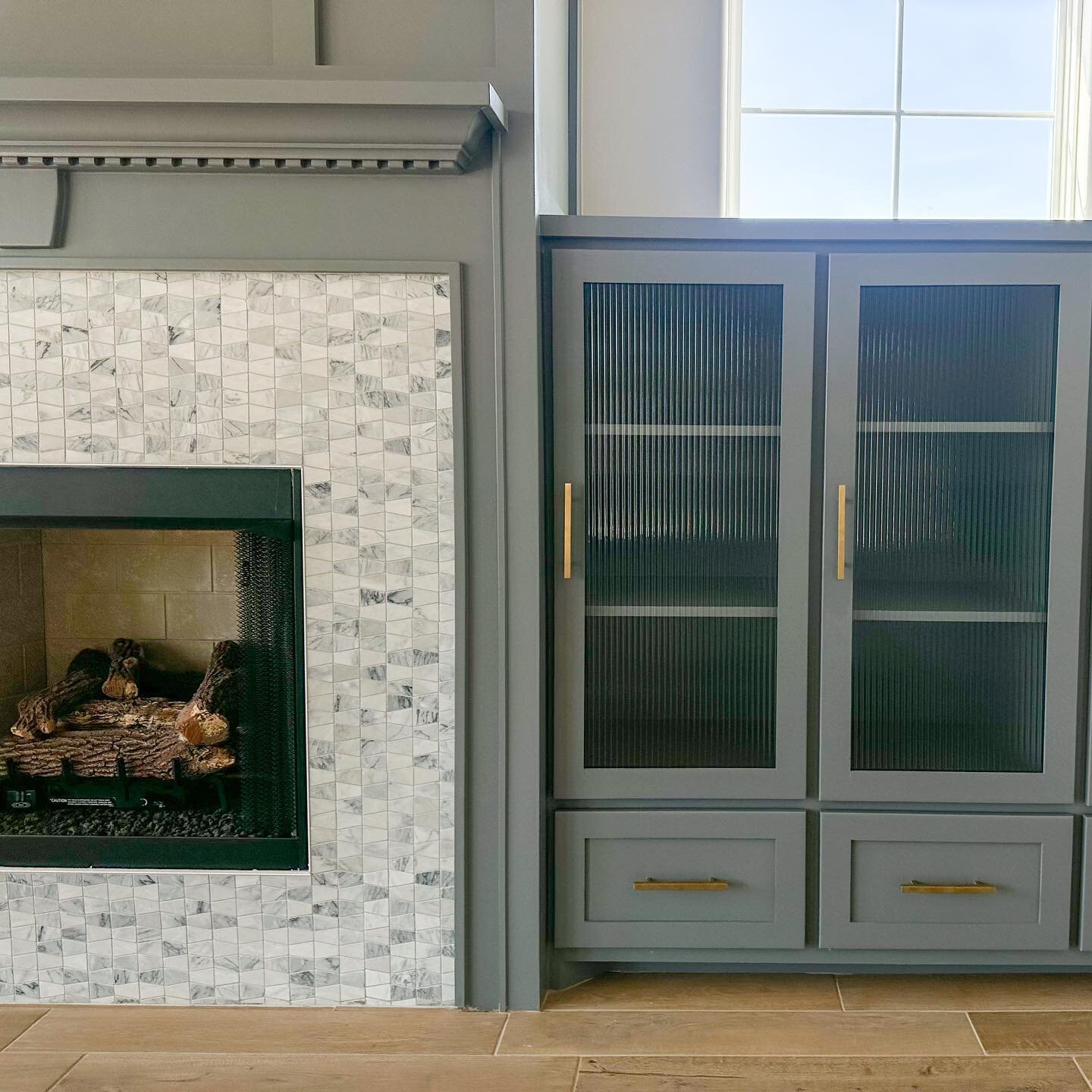Still obsessing over this fireplace! 

One of our goals when designing home interiors is to add timeless details. Here we have beautiful marble tile, handmade dentil moulding, reeded glass, and paint from @sherwinwilliams historical collection. 

#ho