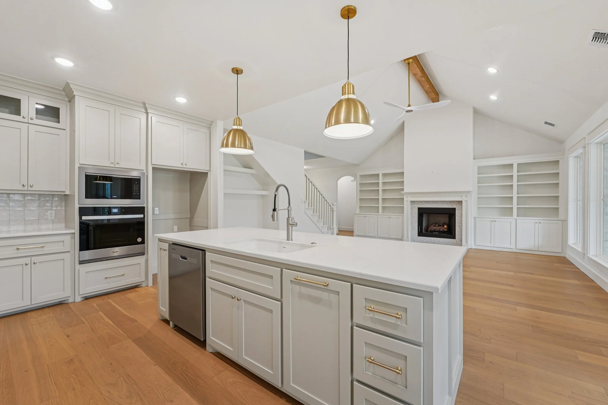 16-web-or-mls-Providence Dr-S2908-014.jpg