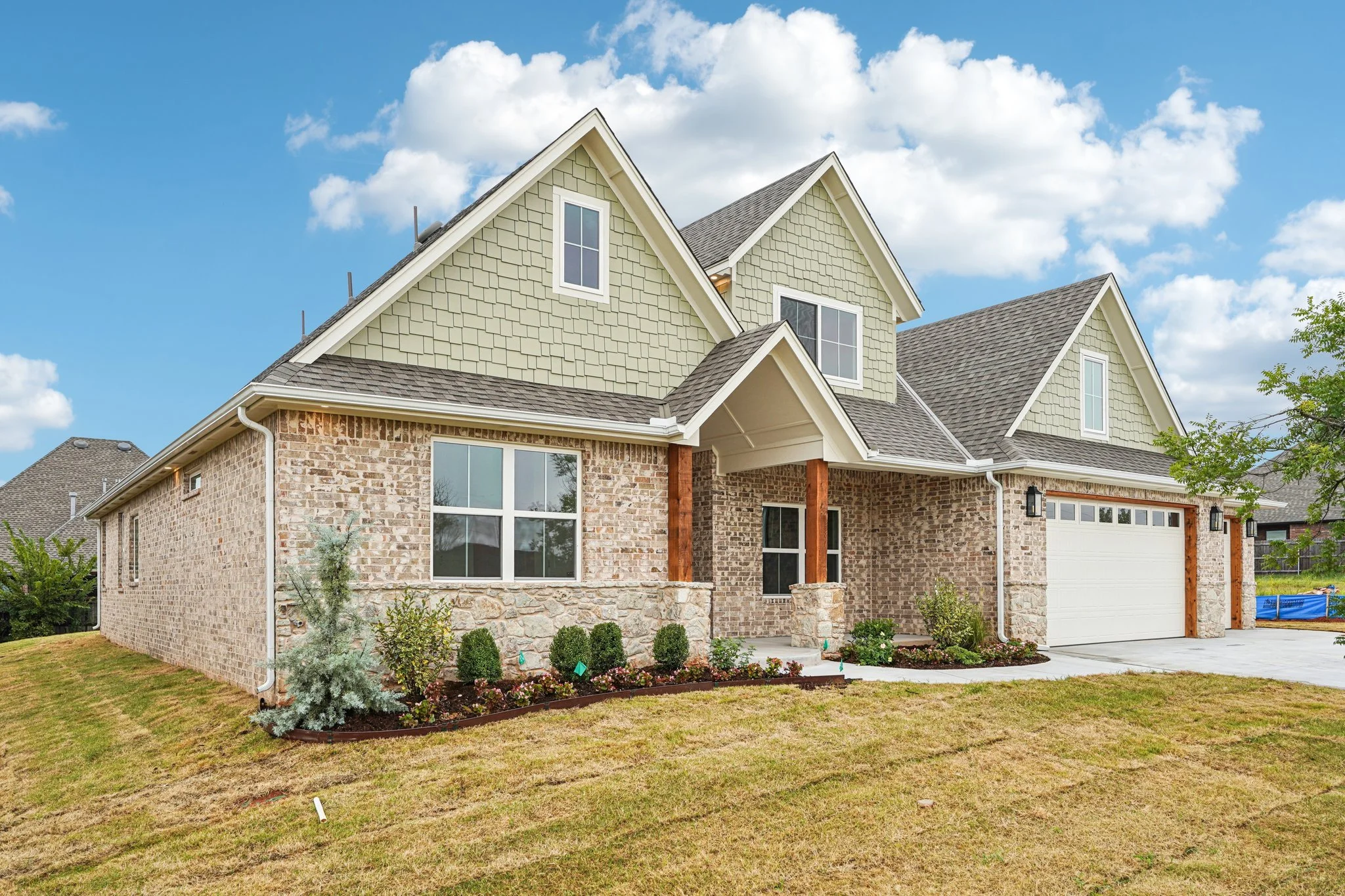 6-web-or-mls-Providence Dr-S2908-004.jpg
