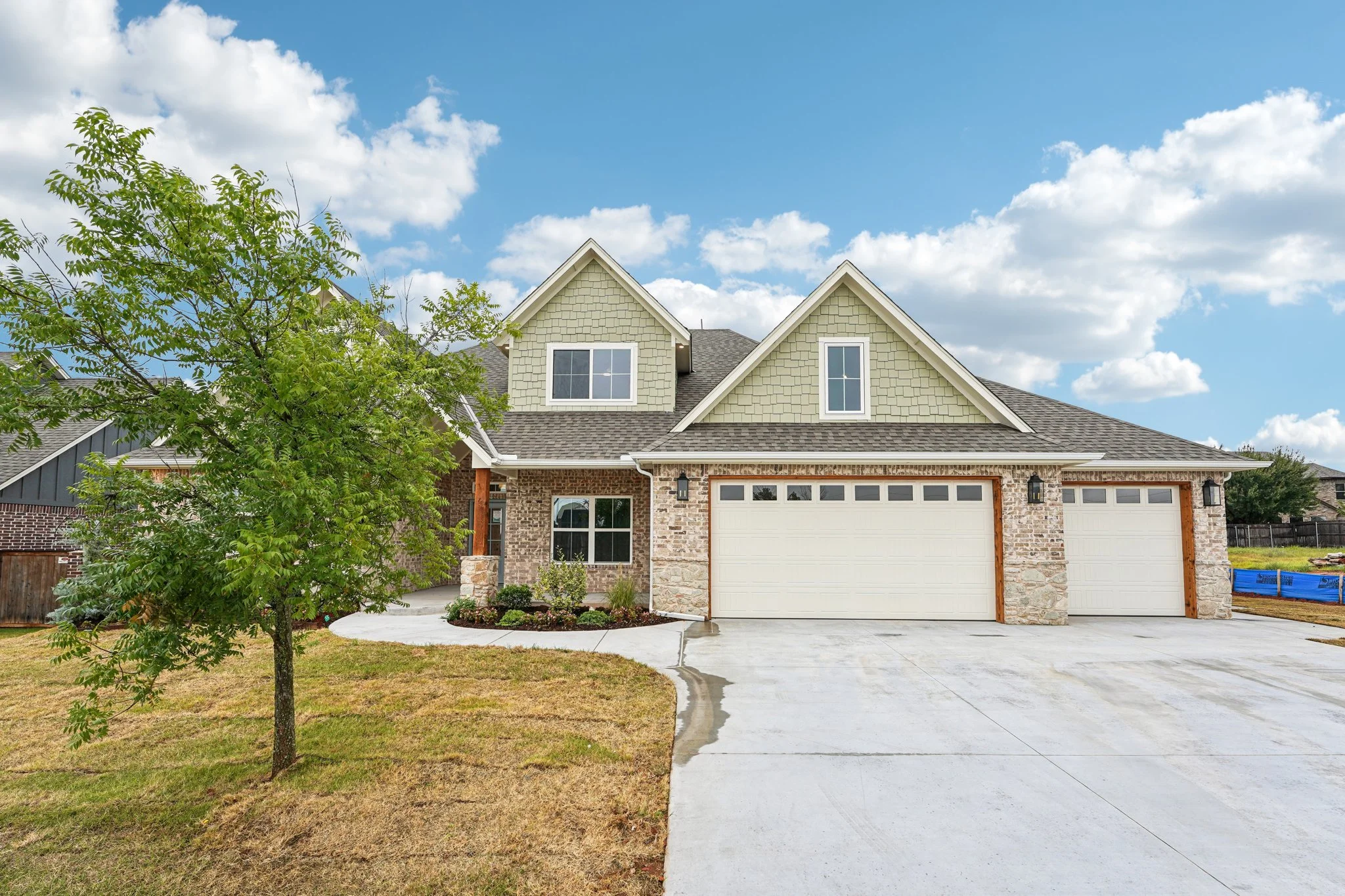 4-web-or-mls-Providence Dr-S2908-002.jpg