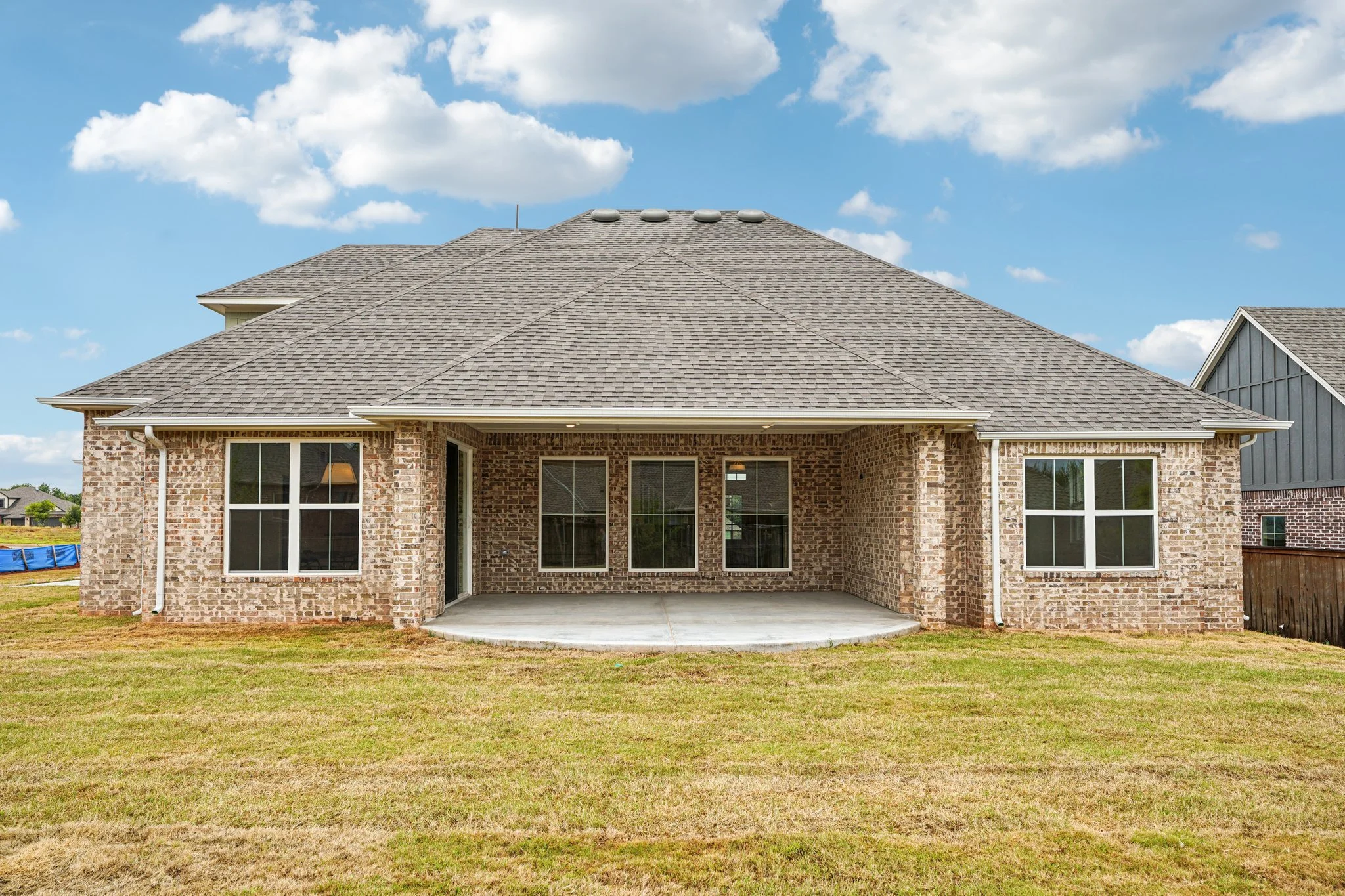 41-web-or-mls-Providence Dr-S2908-039.jpg