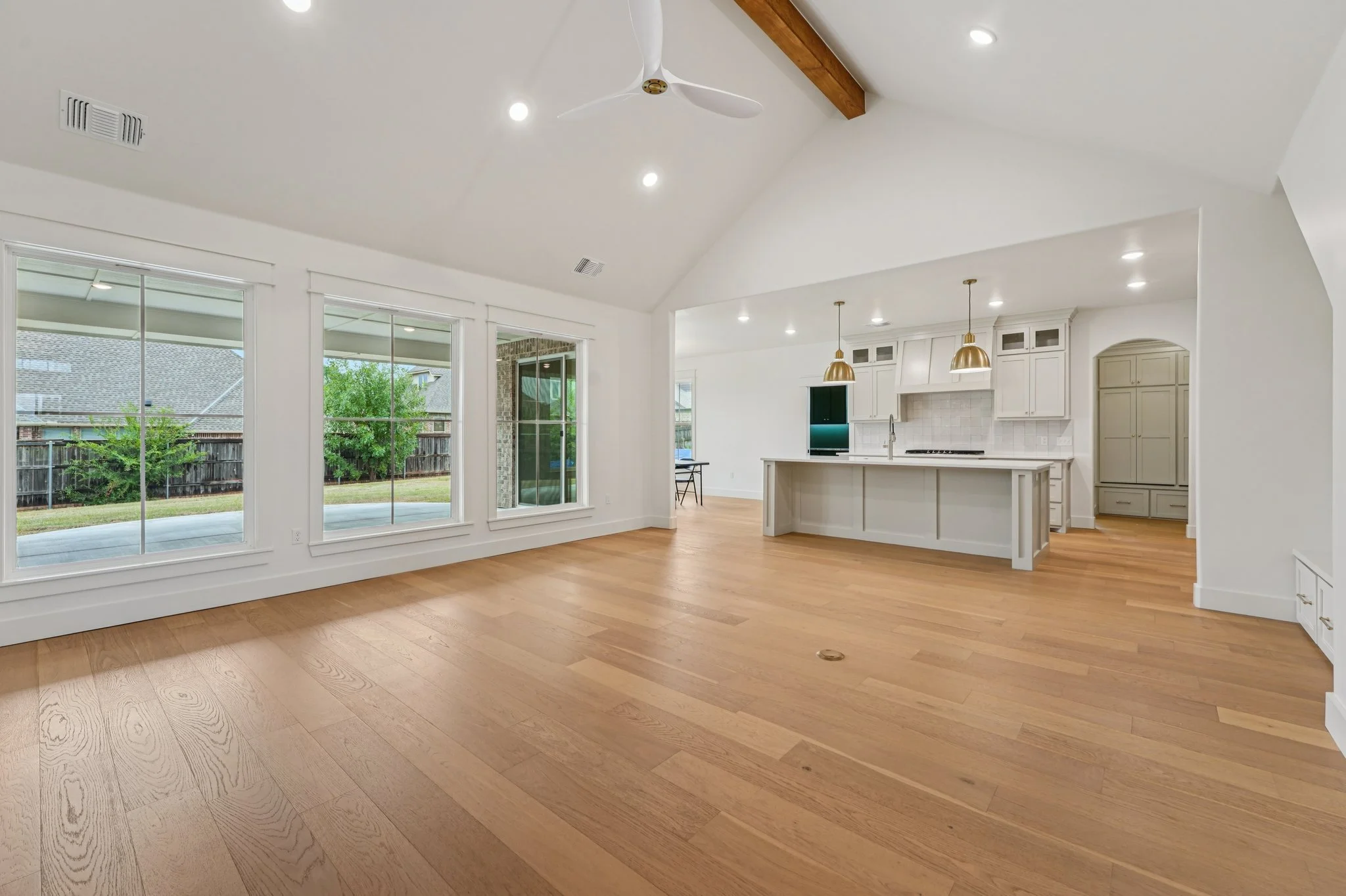 12-web-or-mls-Providence Dr-S2908-010.jpg