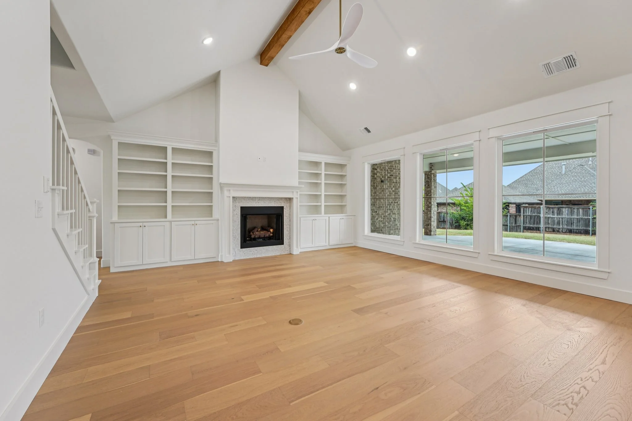 10-web-or-mls-Providence Dr-S2908-008.jpg