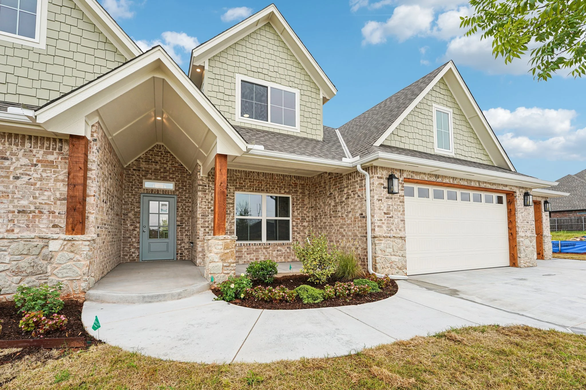 3-web-or-mls-Providence Dr-S2908-001.jpg