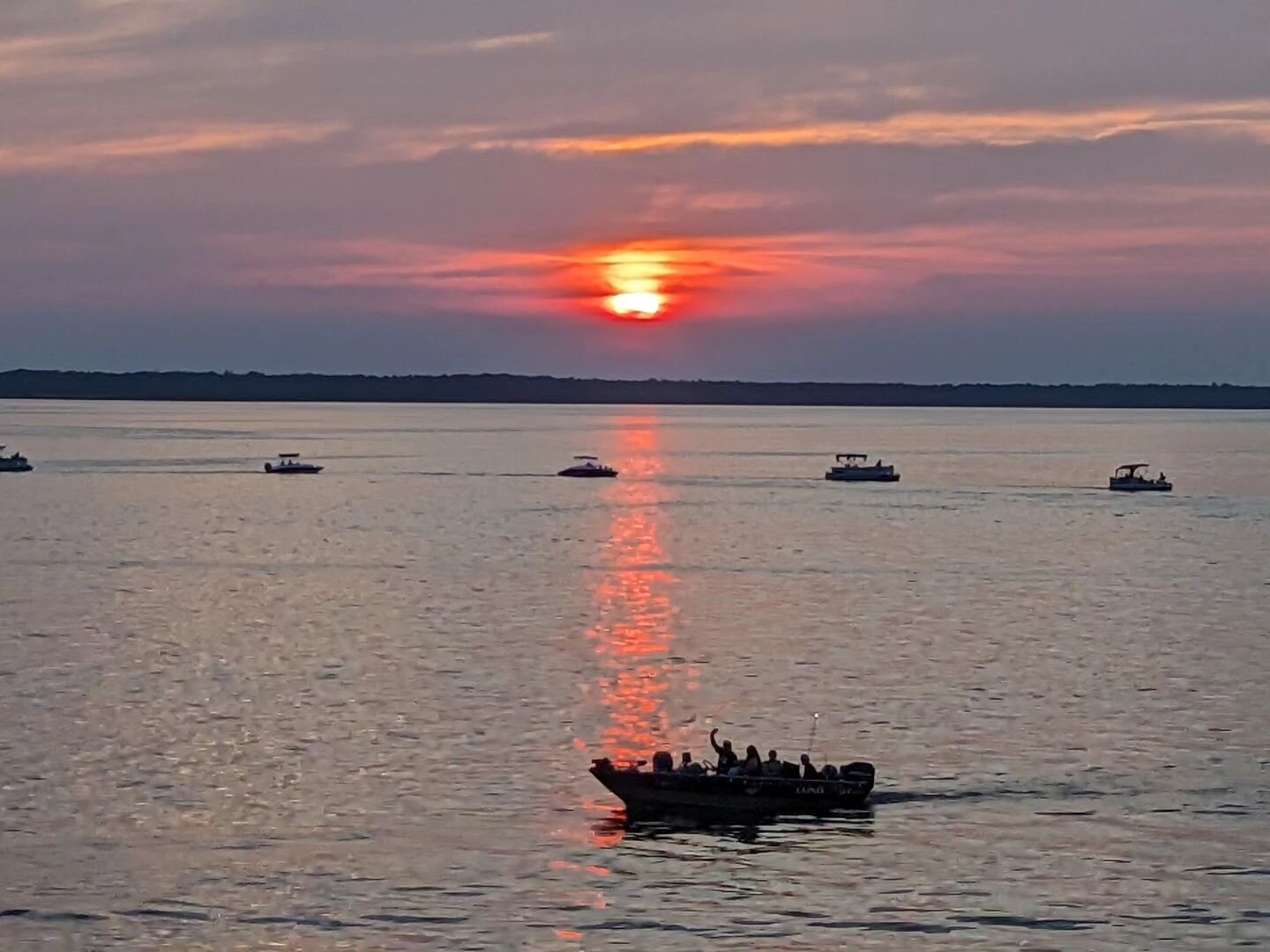 An early 4th of July pontoon parade on the Petenwell tonight. Quite cool. #petenwellandcastlerockstewards