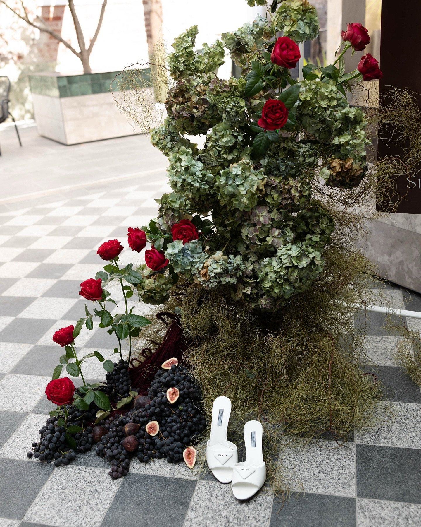 🍇 🤝 🌹 

Concept, fruit and florals: @joanneflowersofmanuka 
Styling: @youretrulydesired 
Jewels: @desirstudio_ 
Photography: @studio.swilso 
Venue: @theroyalqueanbeyan
Stationery: @eventsbybridget