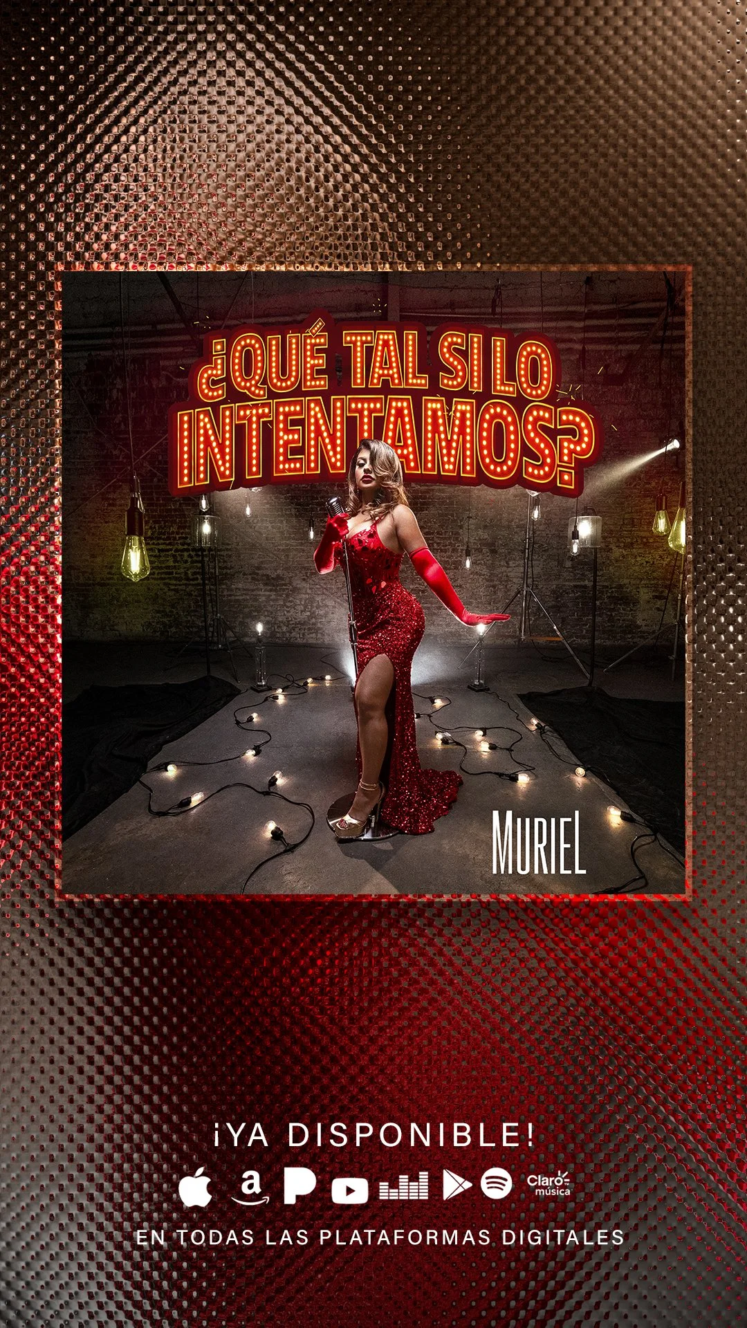 A woman in a red, sequined gown and long red gloves stands on a stage with a microphone, surrounded by hanging light bulbs and string lights, with a neon sign in Spanish that reads '¿Qué tal si lo intentamos?' in a dimly lit brick-walled studio or performance space.