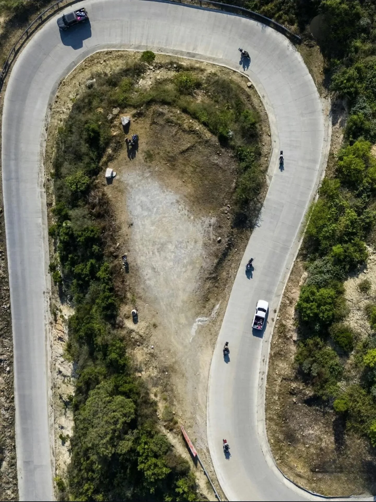 The road curves.
We follow. 🏍️
@mexico_by_moto 
📸 @roga______ 

#JBMotoCo #MotoLife #RideOut #TwoWheels MotorcycleLife
