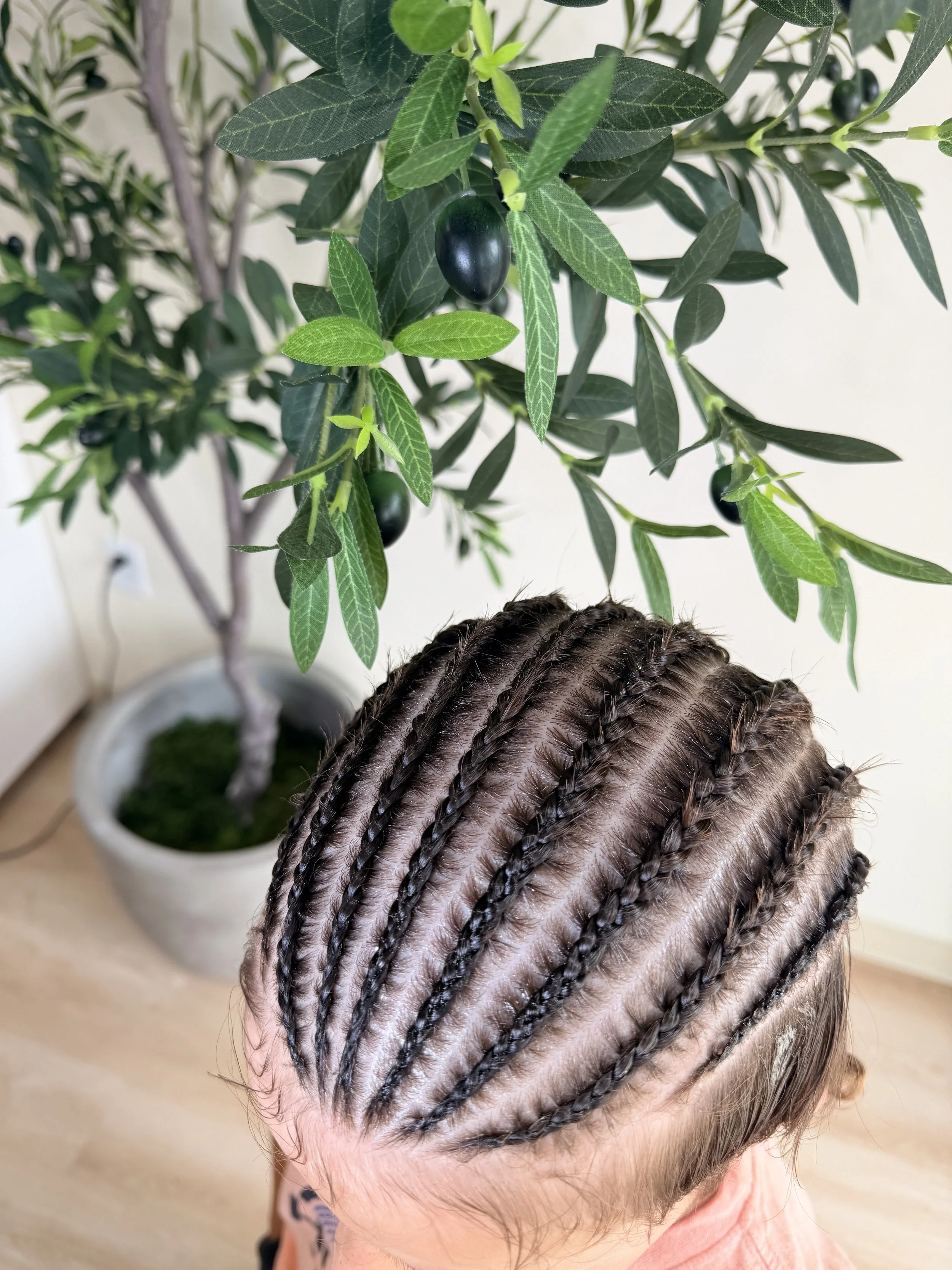 Men’s stitch braids with a curved stitch pattern and clean sections