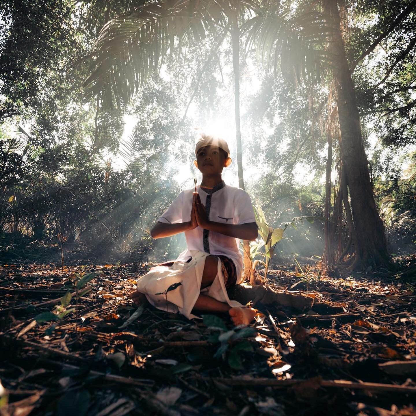 The simplest things are also the most extraordinary things, and only the wise can see them 🙏🏽 Beautiful capture and words via the talented @camvaughne - Bali based photographer 📷🌴🧡