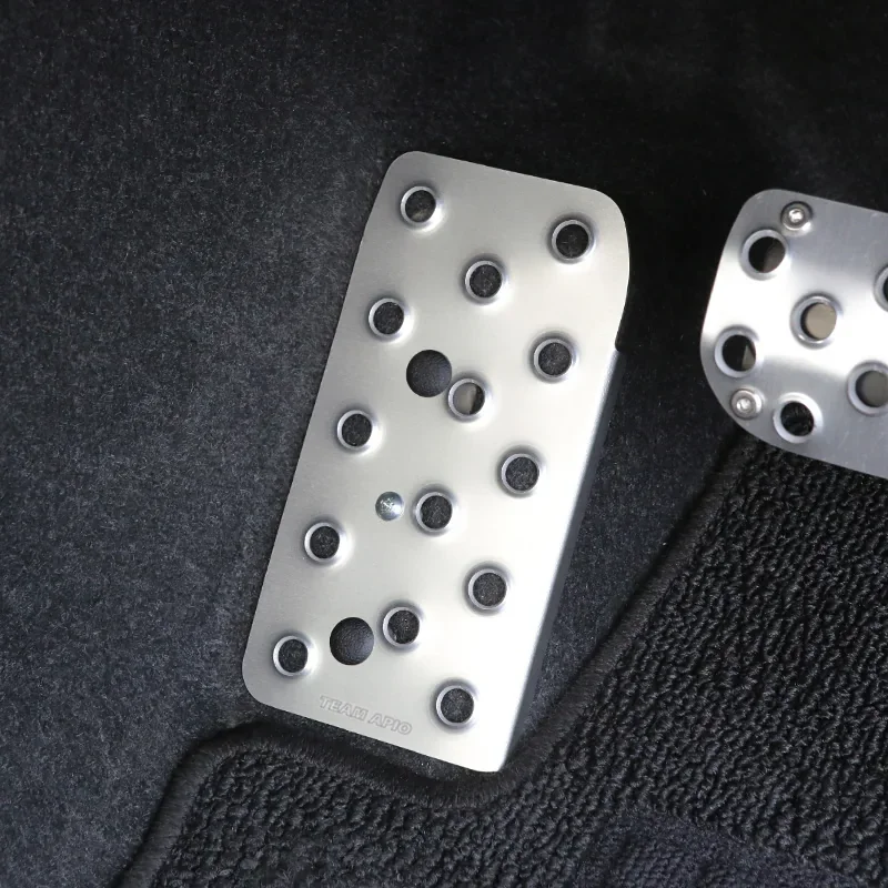 APIO auto footrest in car.webp