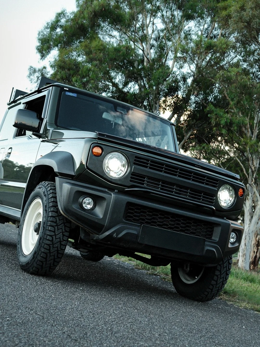 CLASSIC. APIO&rsquo;s Vintage Iron grille is now up on our store and coming to a Jimny near you 🇳🇿🇦🇺 

Paired tastefully here with the APIO SR+ Wildboars in white, Toyo Open Country R/Ts and Strong Boy Roof Bars. It doesn&rsquo;t take much to bri
