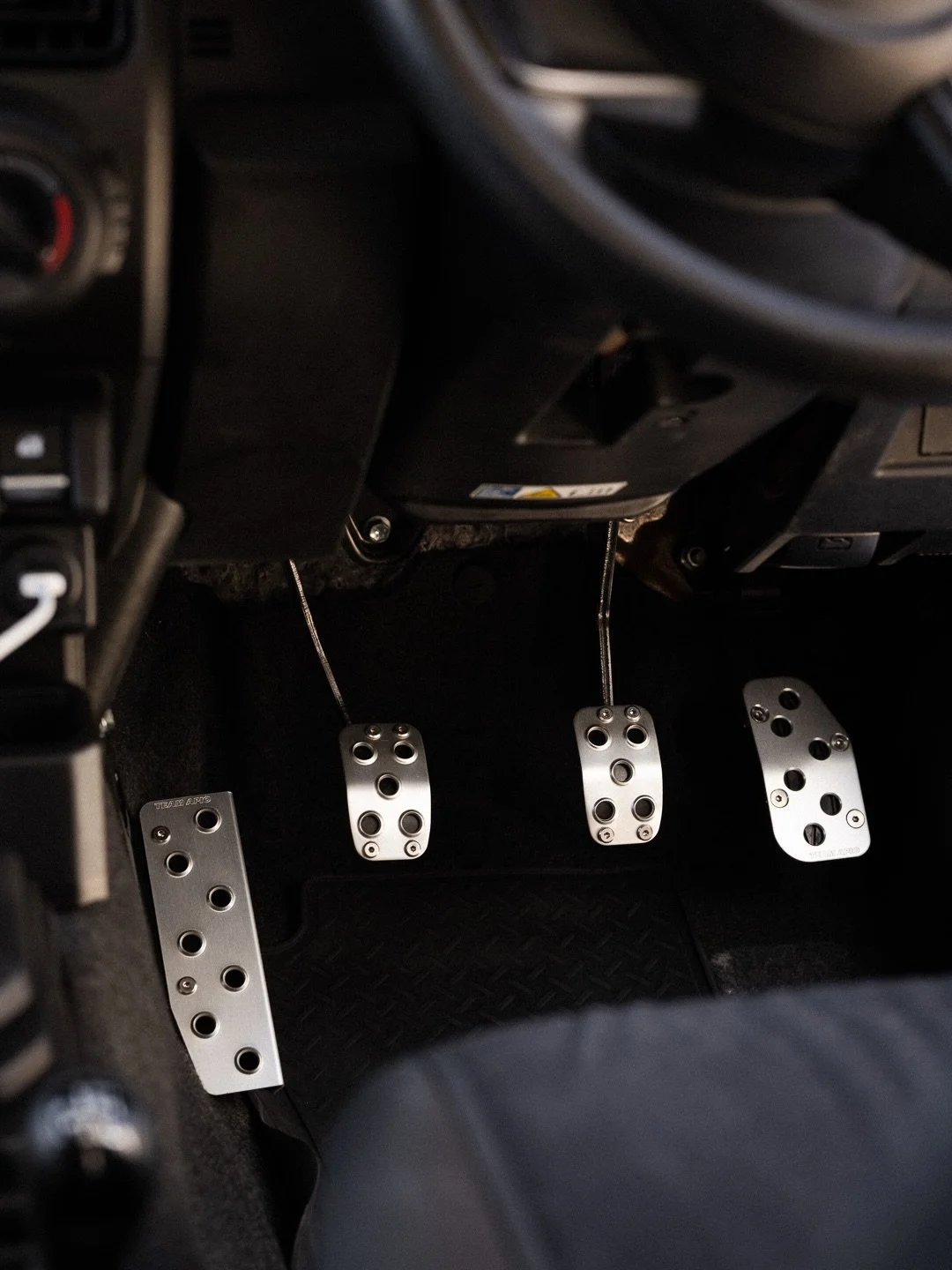 They won&rsquo;t make your Jimny go any faster, but damn they feel great underfoot. APIO anodised aluminium pedals and foot rest have just landed on the store 🏃&zwj;♂️ 

For manual and auto, 3-door and 5-door. Vroom!
