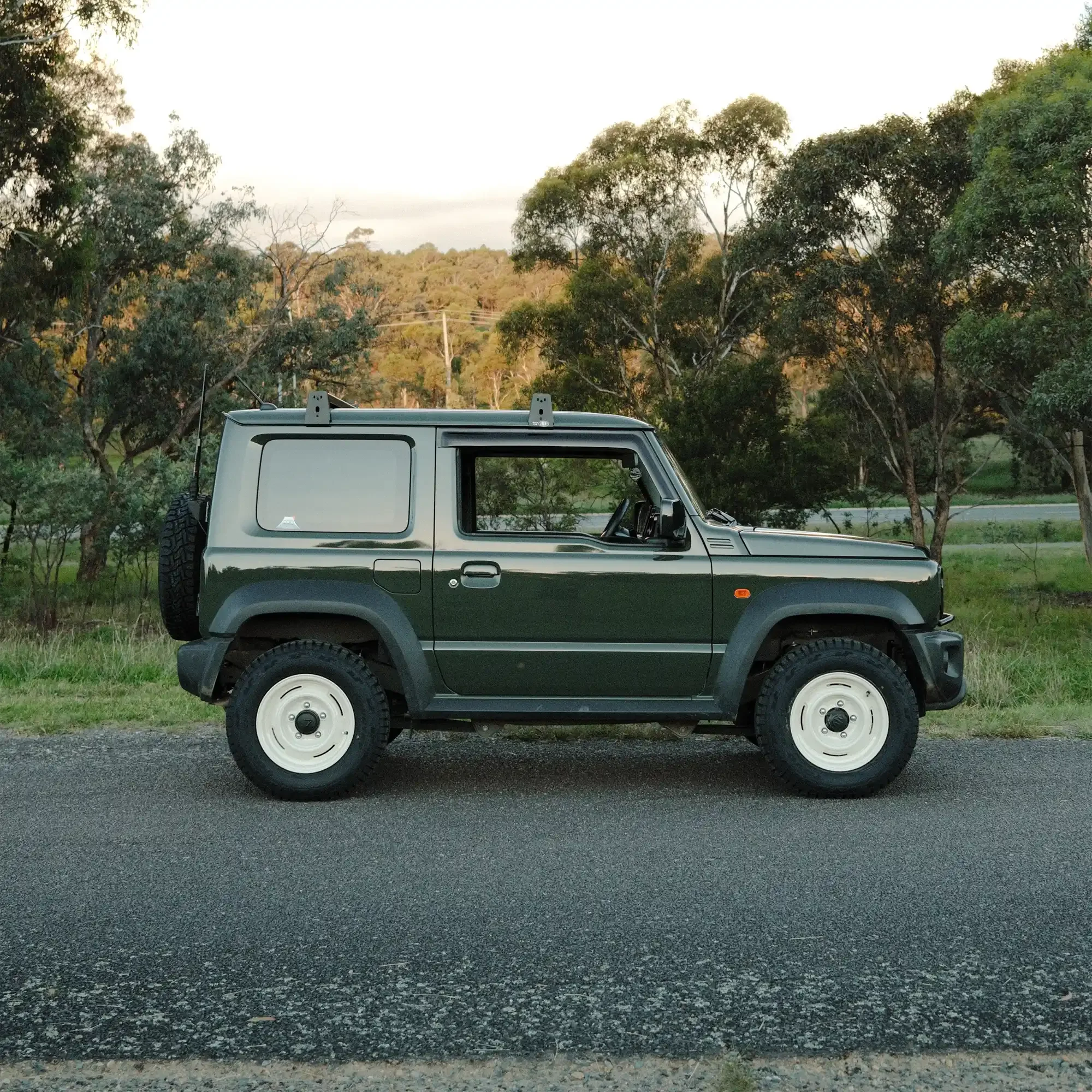 APIO Wildboar SR+ White Green Jimny.webp