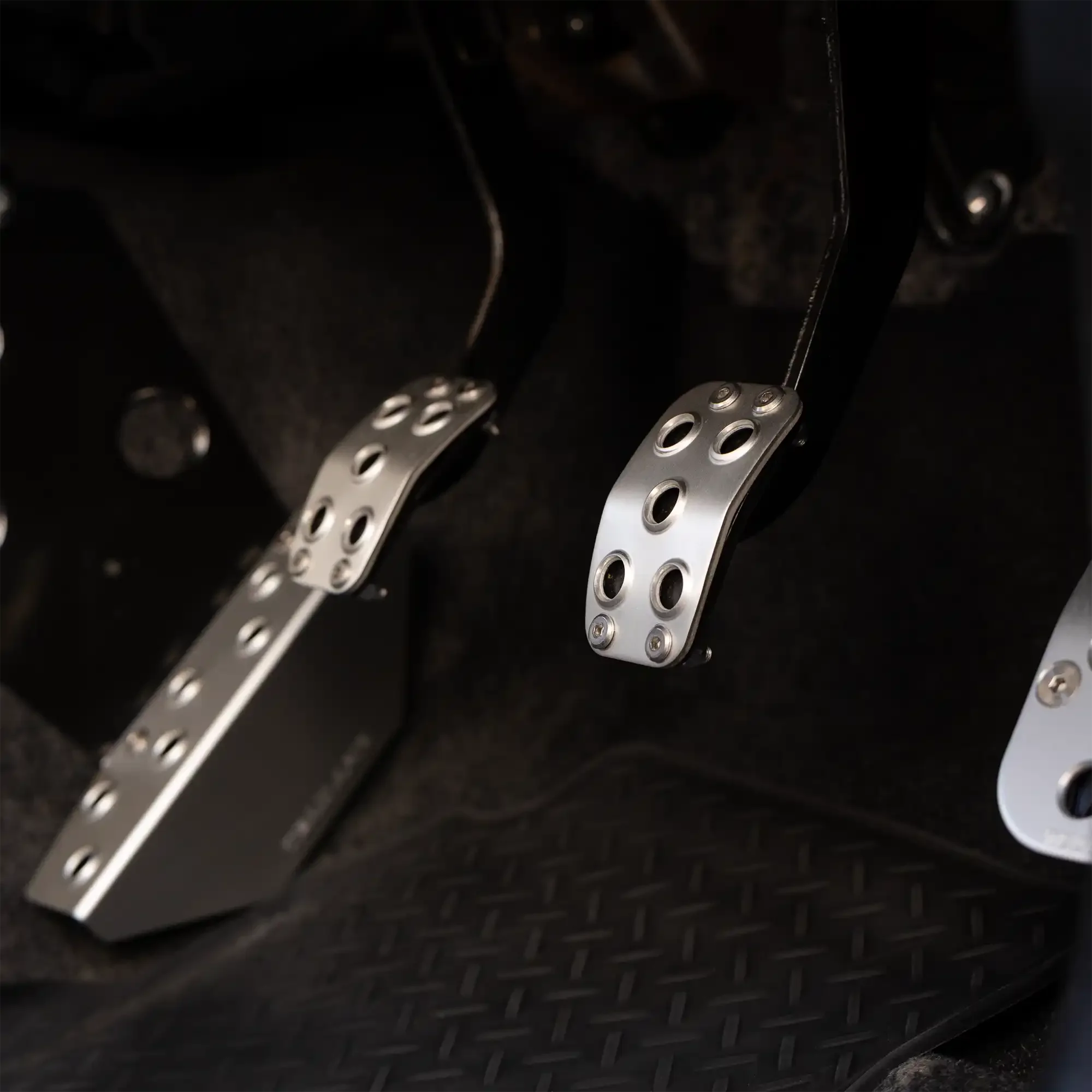 APIO manual Jimny footpedals detail.webp