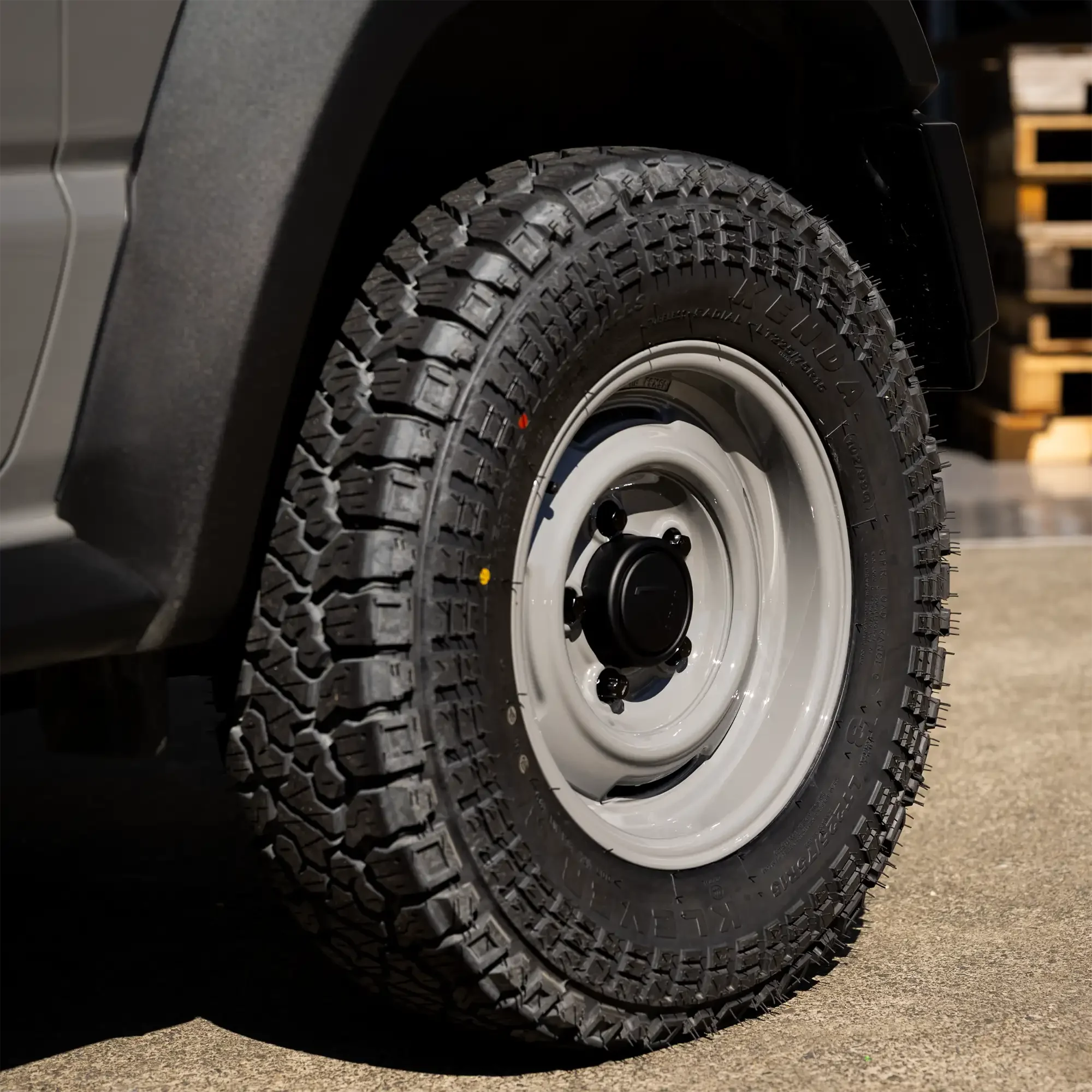 Apio Wildboar Sr+ 15" Grey Garage.webp