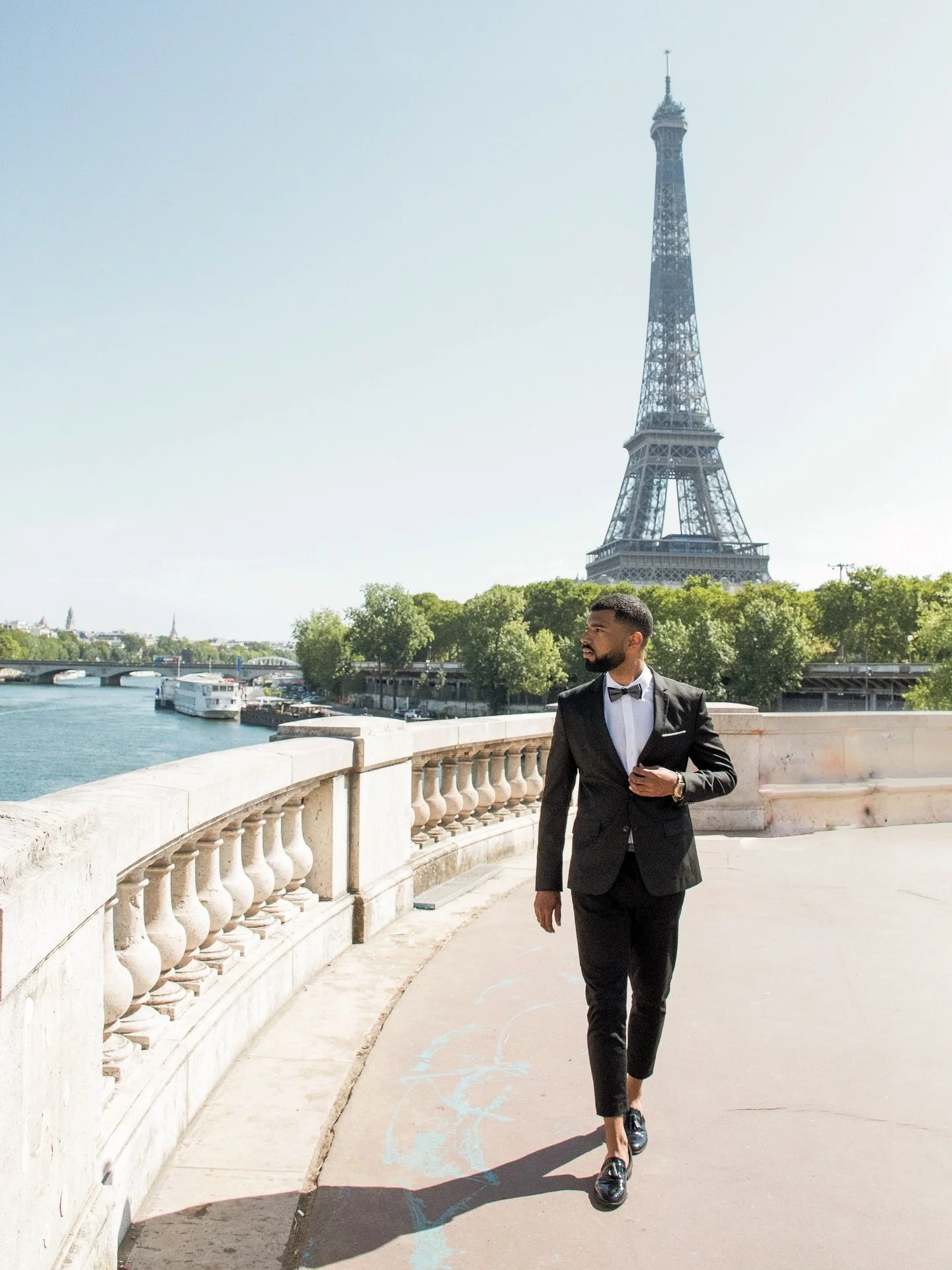 Timeless style against the Parisian backdrop. 🎩🇫🇷