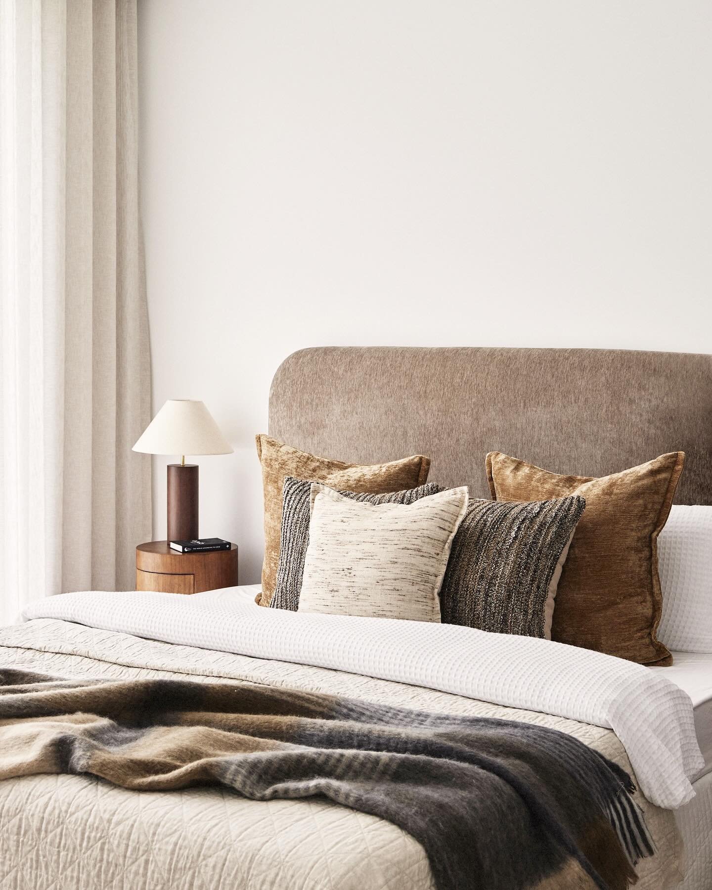 This classic lamp is both a stylish and practical statement piece in any home 🤎
It features a wooden stand and a large conical beige linen shade.
The bold design and classic palette lend a touch of sophistication to any interiors.

P.s the cushions 