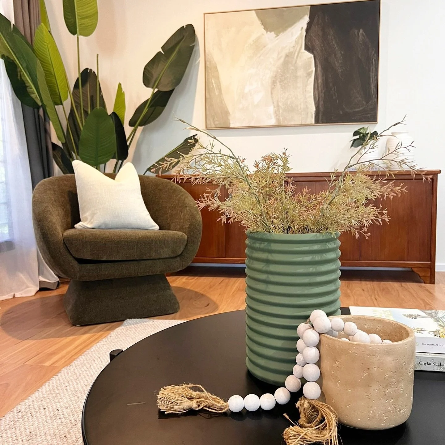 This property is an Territorian&rsquo;s haven 💚
With lush greenery, vast outdoor entertaining areas and beautiful timber flooring.
Our team honed in on that territory vibe and pulled through all the greens, browns and fun pops of colour for the bedr