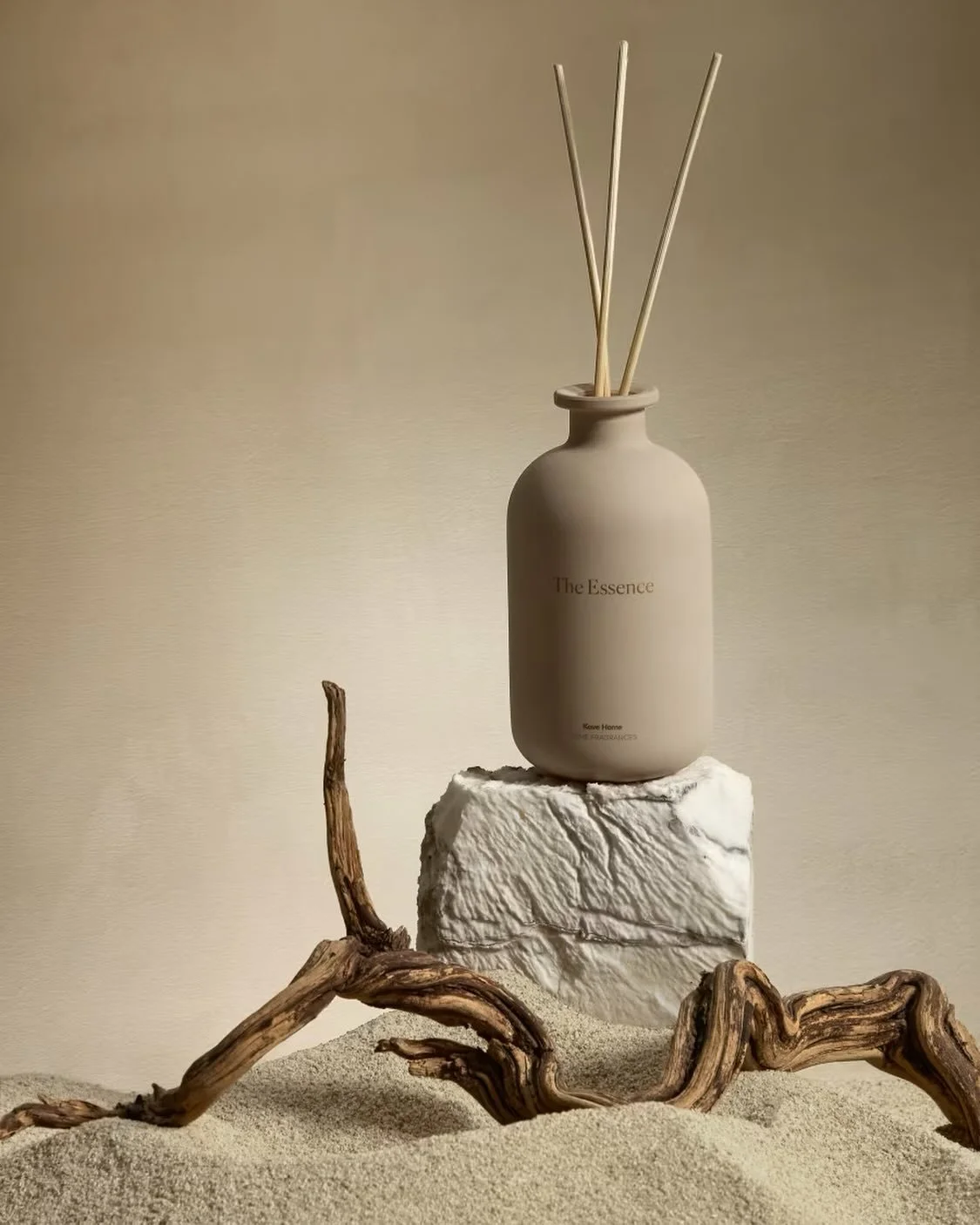 This fragrance captures @kavehome_au character. It is the essence that envelops you when you enter one of our shops, a scent that transports you to the tranquillity of the Mediterranean through its floral and woody notes with a touch of green 🙌🏽
10