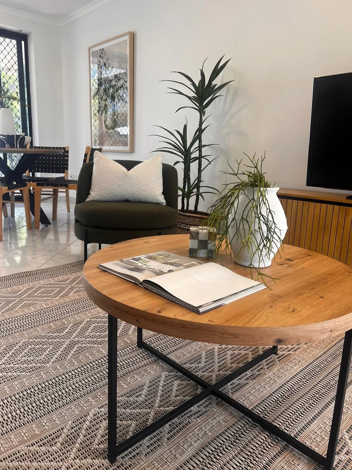 Keeping it simple with lots of greenery, neutrals and pops of black, and of course a couple muted colours in the bedrooms 🤎
This beautiful property in Millner has such a lovely feel to it, and with our styling it was enhanced 🙌🏽

Agent | @michael.