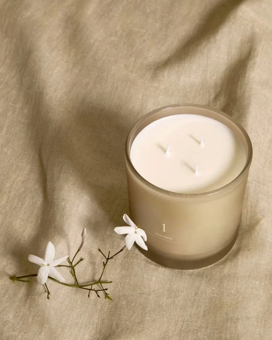 Subtle and charming, Soft Jasmin envelops us with floral and fruity notes, combined with a delicate powdery touch. A fragrance that invites us on a sensory journey through a garden in bloom bringing a sense of harmony to your room 🤍

Available in ou