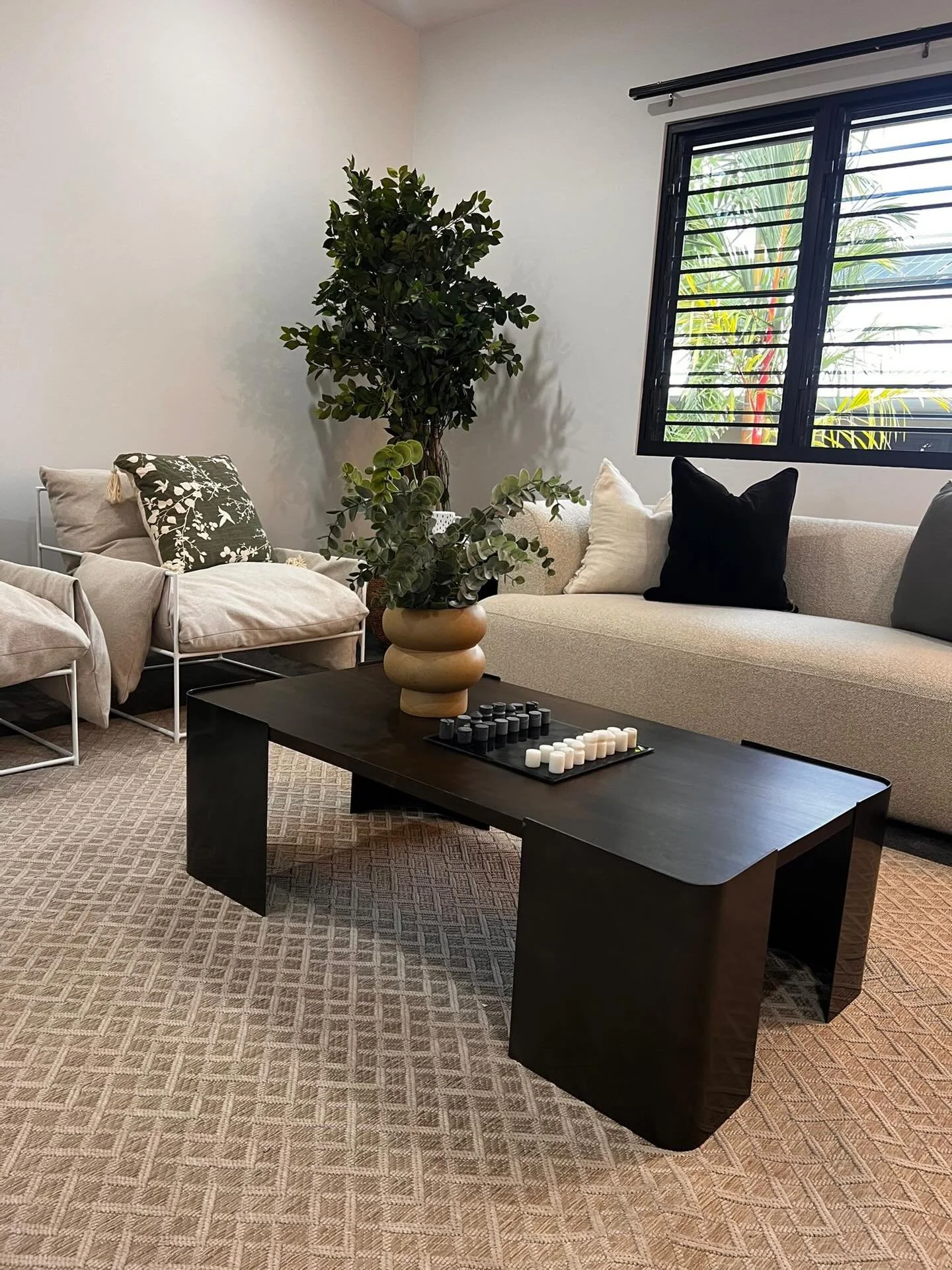 Tropical elegance 🙌🏽
We loved styling this beauty with all the leafy green surrounds and airy feeling throughout. 

Agent | @raywhitedarwin