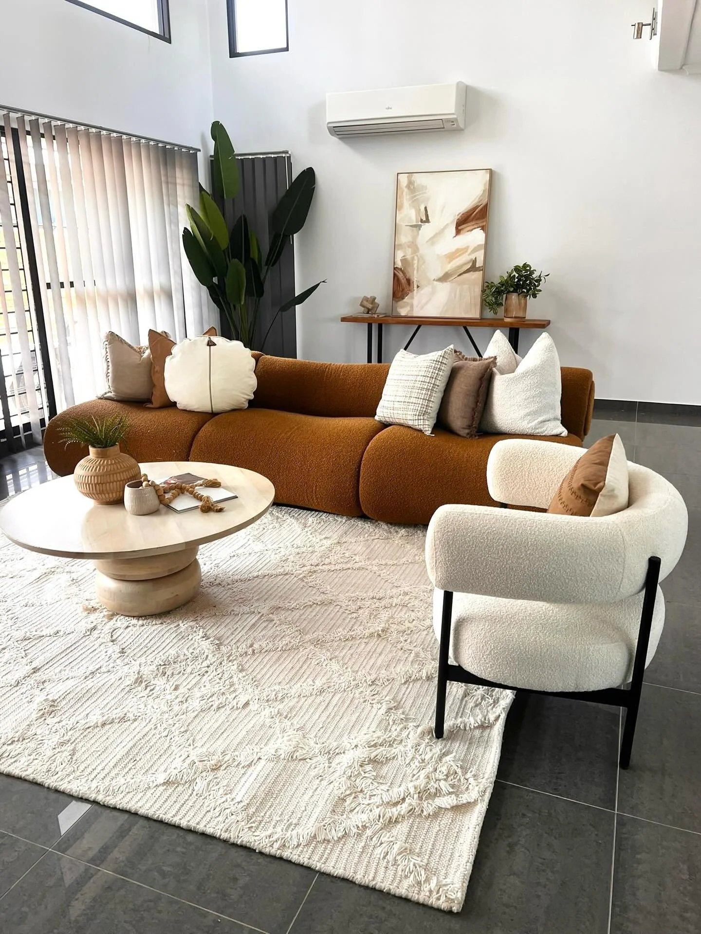 Earthy tones always do so well 🙌🏽
We transformed this huge Lyons property into a warm oasis 🧡 lots of textures, colour and love. 

Agent | @sanjrealestate