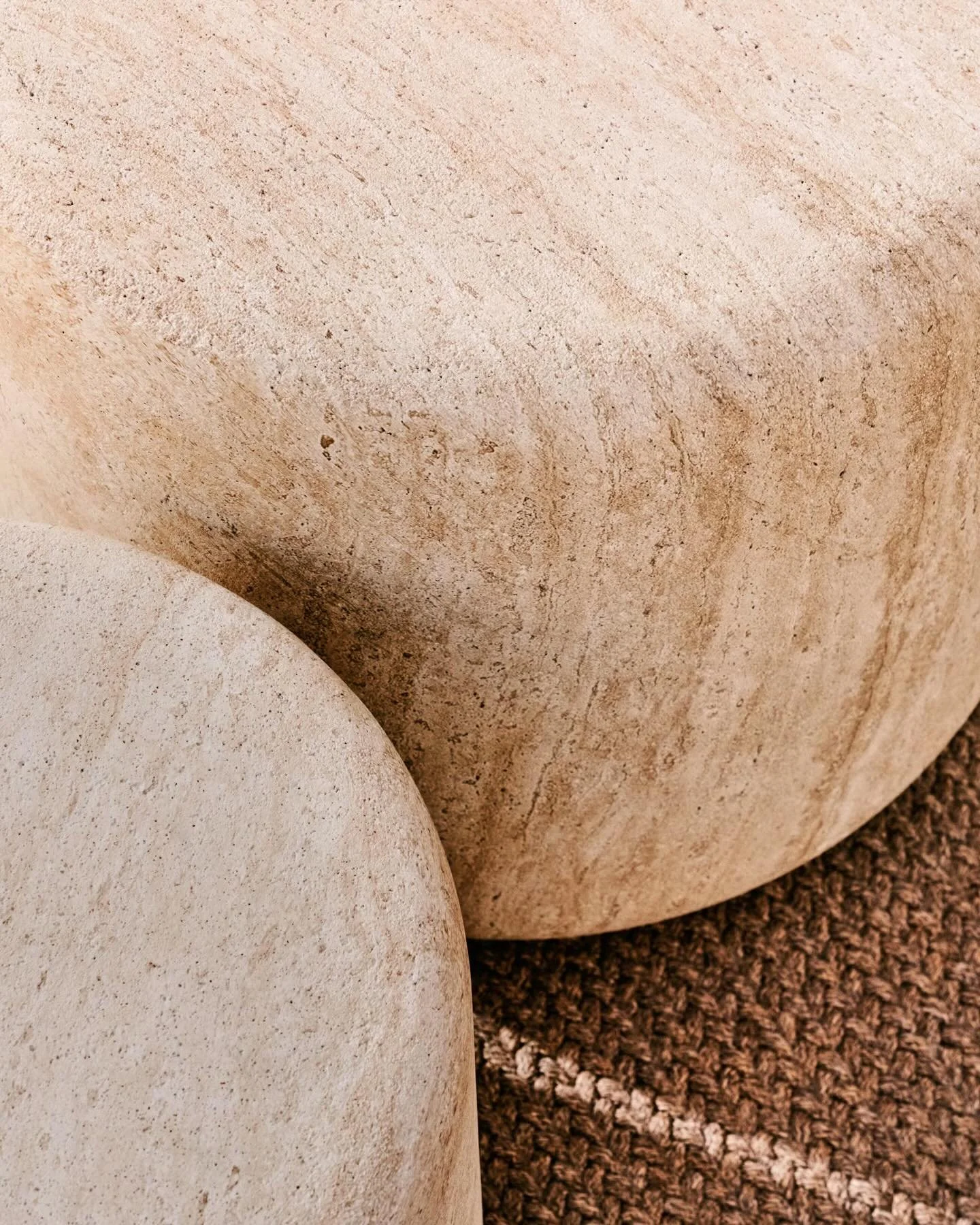 The &lsquo;Drasi&rsquo; collection captures the timeless beauty of travertine with a cement construction. With a design featuring endless unique textures, each piece becomes an exclusive work, with its own details. A discreet elegance that invites yo