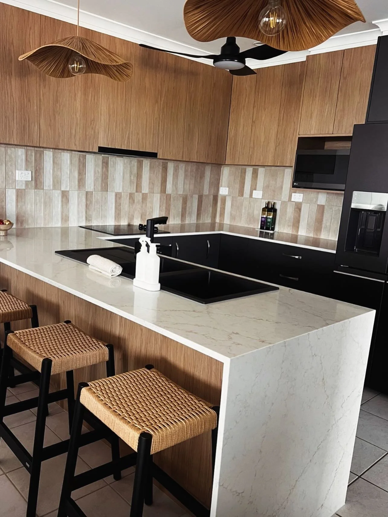 ✨ Kitchen Before &amp; After Transformation ✨

A complete kitchen transformation that delivers style, warmth, and functionality.

Before:
The original space featured dated cabinetry, dark benchtops, and a closed-in layout that lacked warmth and flow.