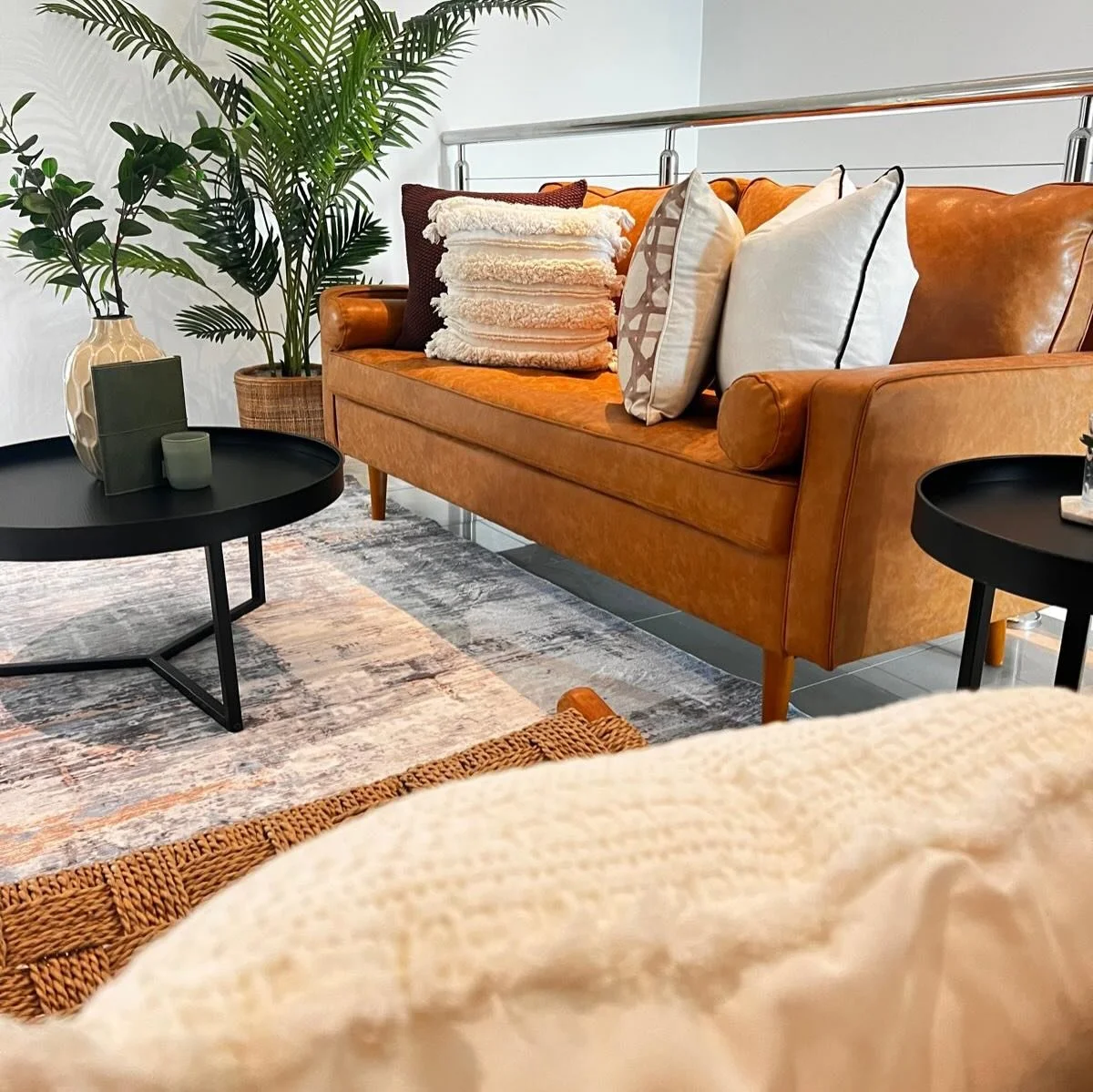 Happy Monday from this gorgeous Bayview property 🩵
Styled with lots of warm timbers, lush greens and pops of black and white. Truly transforming this property from a blank canvas to an inviting space for the potential buyers. 

Agent | @adam.hayes.c