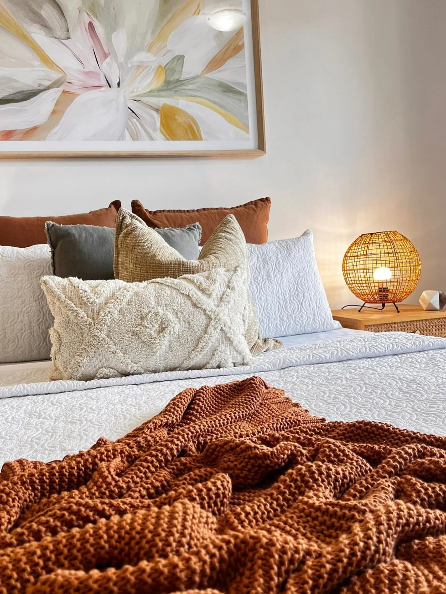 Modern amber tones throughout this stunning property 🧡 bringing the sunset vibes inside. 

Agent | @raywhitebayside 
📍 Bayview