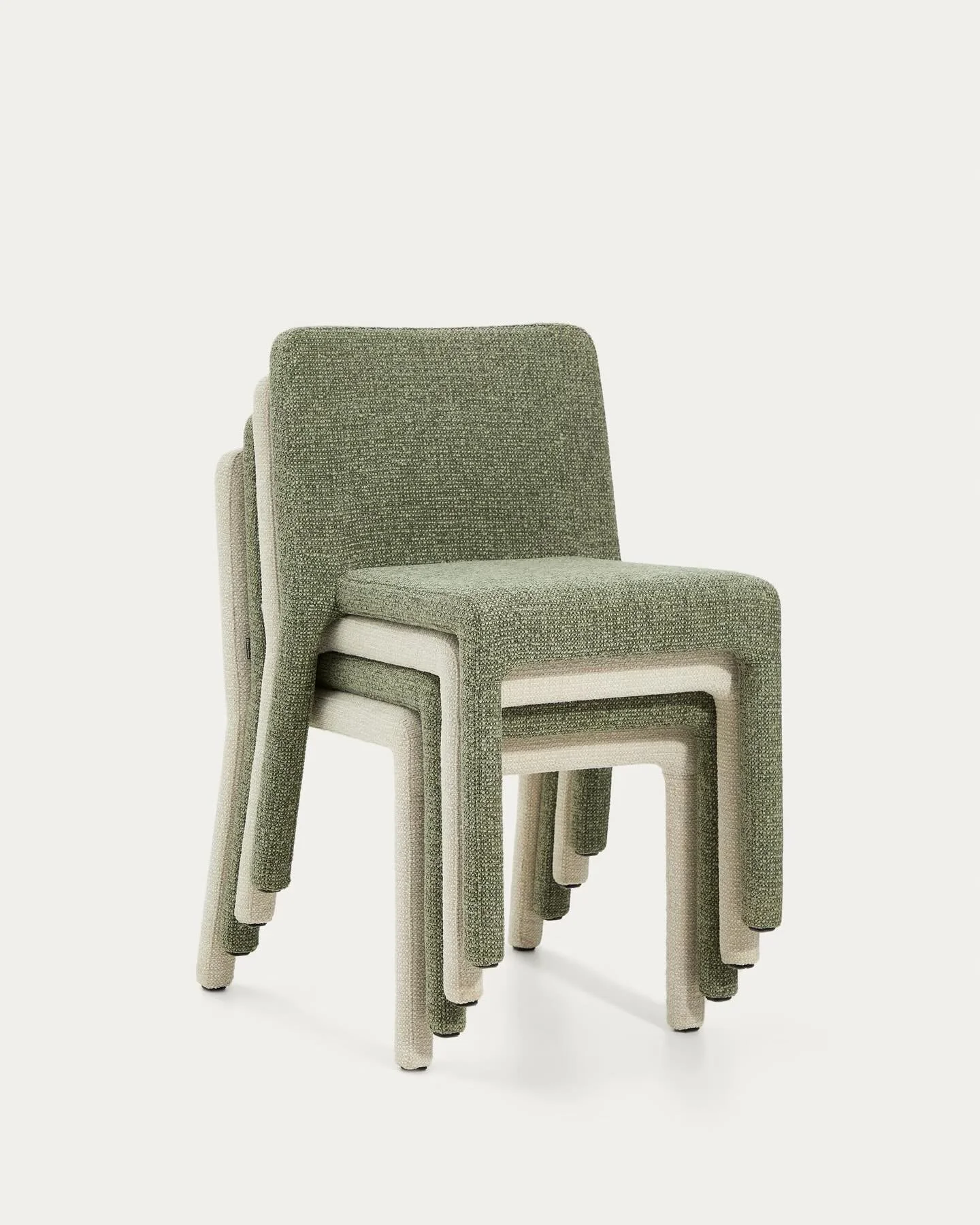 Welcome the Loria, a stackable chair that is fun, comfy and chic 🤍💚

With a refined design and curated proportions, this chair adapts easily to different spaces, combining aesthetics and functionality in a natural way. Its subtle and original shape