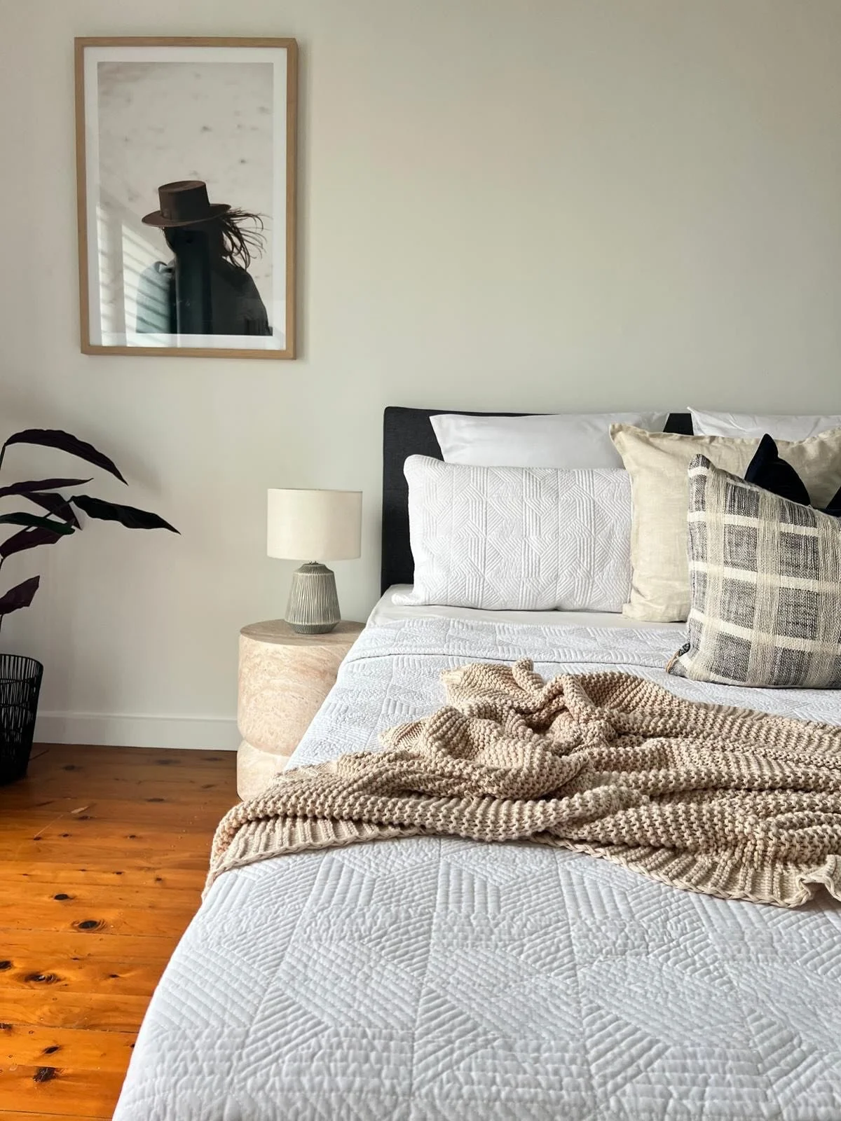 Tropical beauty on May Street 🤎
Styled with lots of timbers and textures to let the character of the property shine. 

Agent | @sellingthewattsway 
📍 Ludmilla