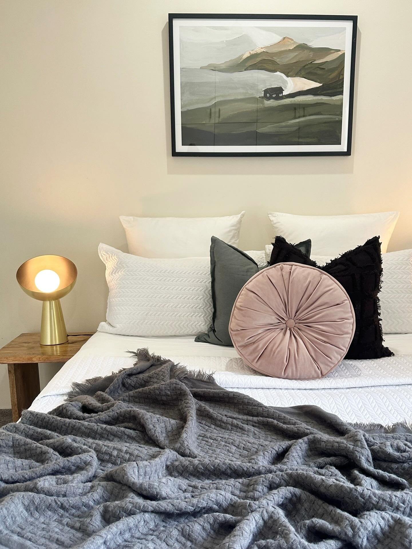 Beautiful Woodroffe property 🍃 
Rich jewel tones paired with neutrals and warm hues. 
Lots of structured and dark pieces too, but softened with a variety of textures and materials 🫶🏽

Agent | @danielharris.realestate