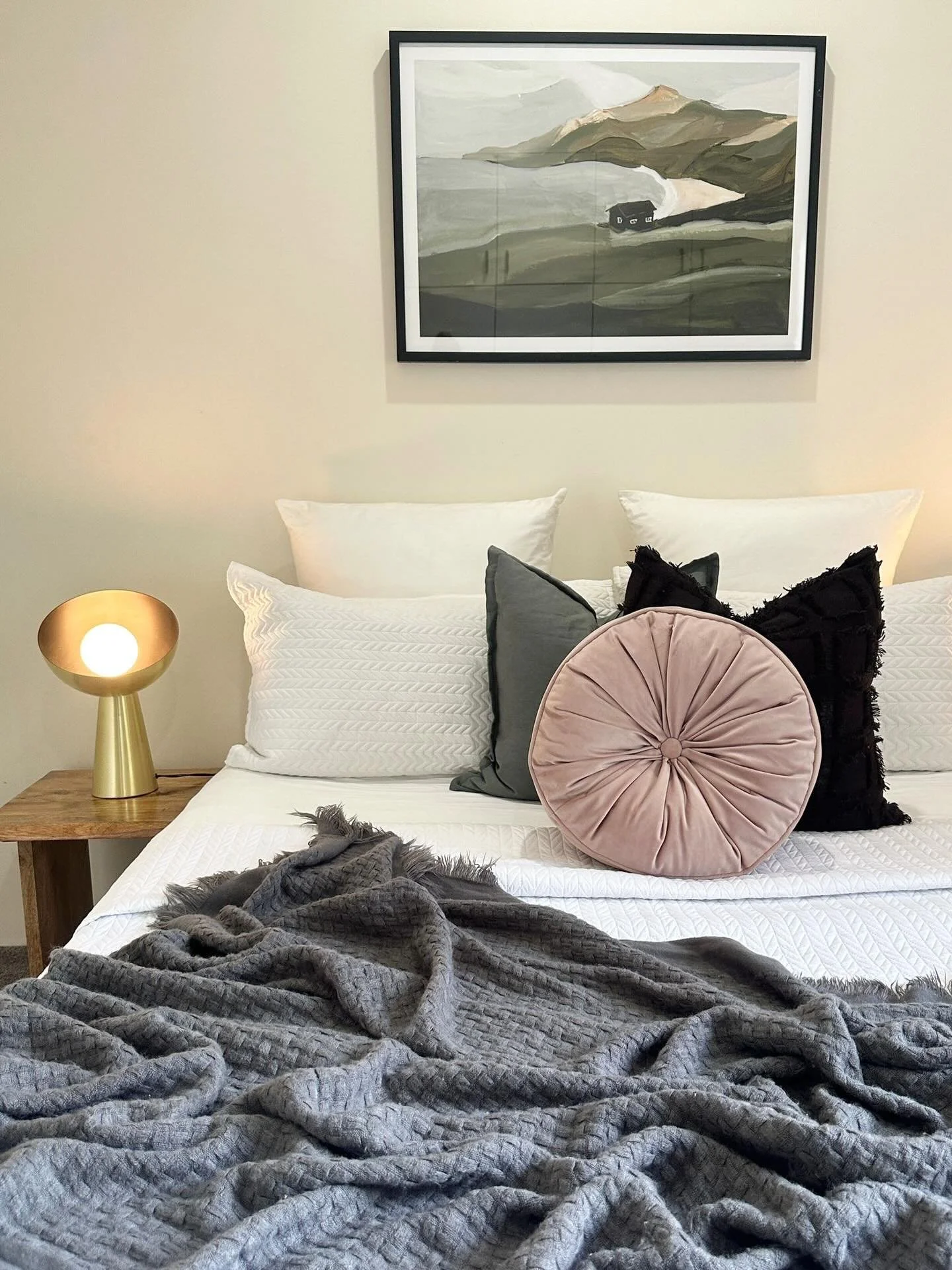 Beautiful Woodroffe property 🍃 
Rich jewel tones paired with neutrals and warm hues. 
Lots of structured and dark pieces too, but softened with a variety of textures and materials 🫶🏽

Agent | @danielharris.realestate