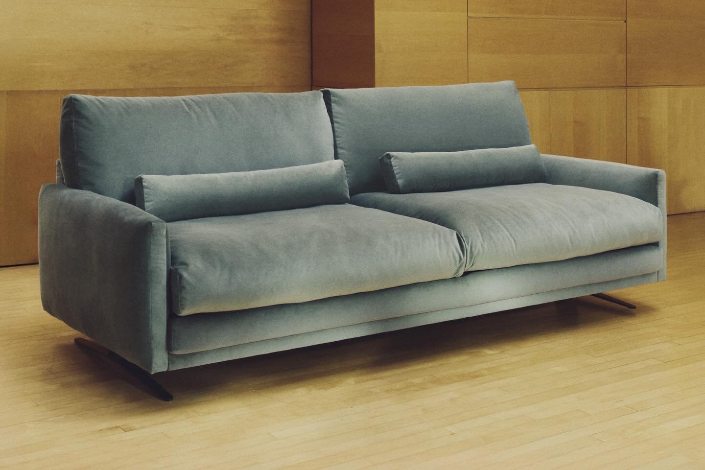 Veliro &ndash; Collection ✨
A collection inspired by classic mid-century designs, updated with modern proportions and a comfortable double seat. Each piece adds elegance and versatility to any space, blending timeless style with a modern feel.  Comin