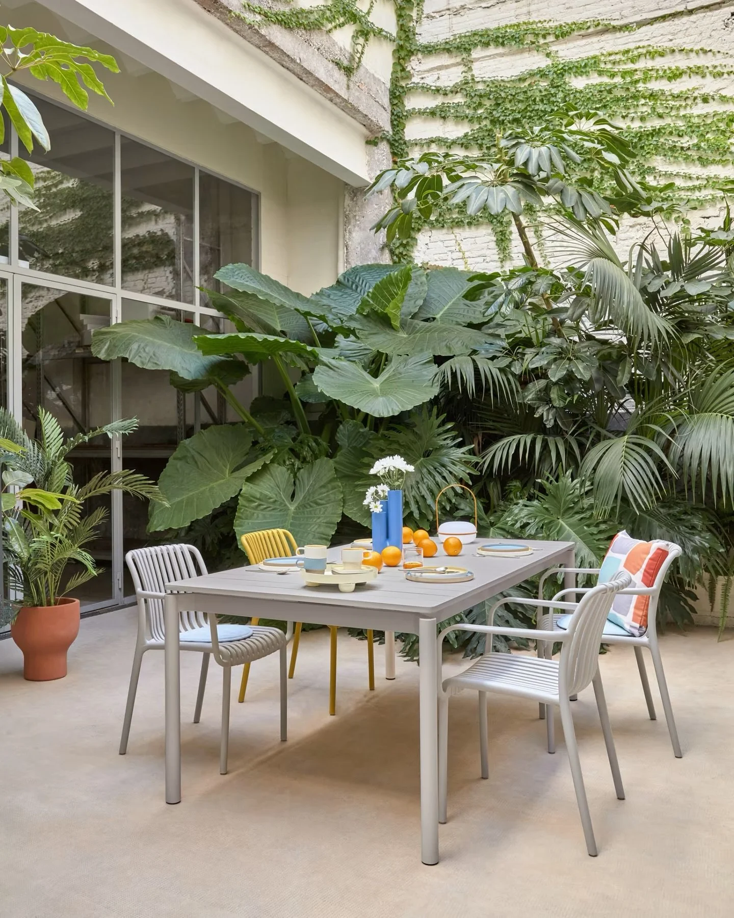 Invite all of your friends and family and have them sit at the beautiful Zaltana extendable table 🩵

Available in multiple colours and sizes.