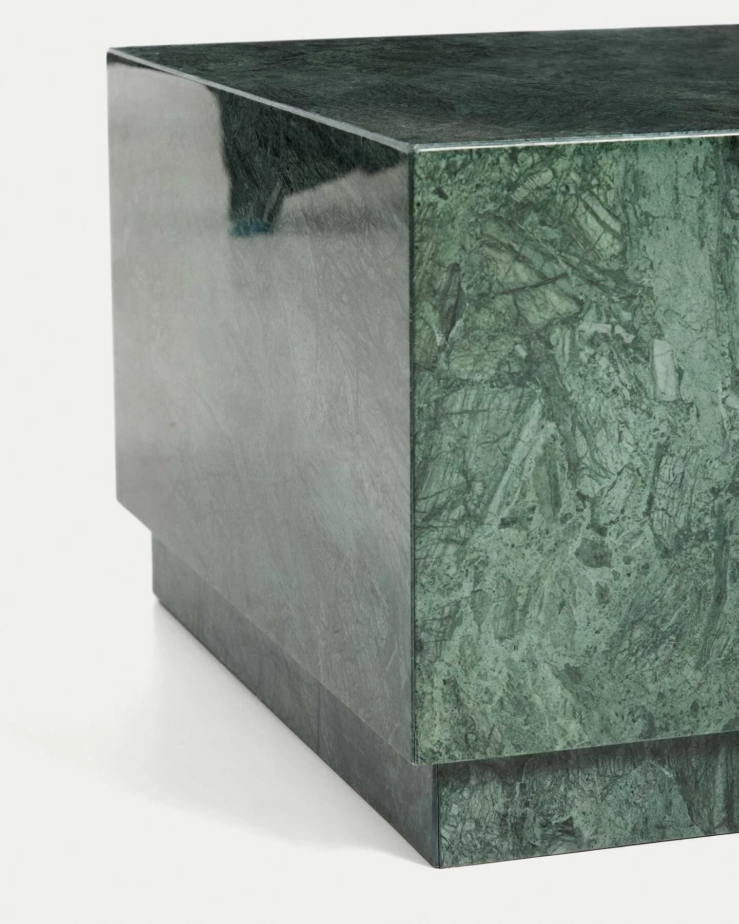 Coming soon&hellip;
The Sorein coffee table combine the solidity of marble with a geometric and refined design that adds personality to the space 💚