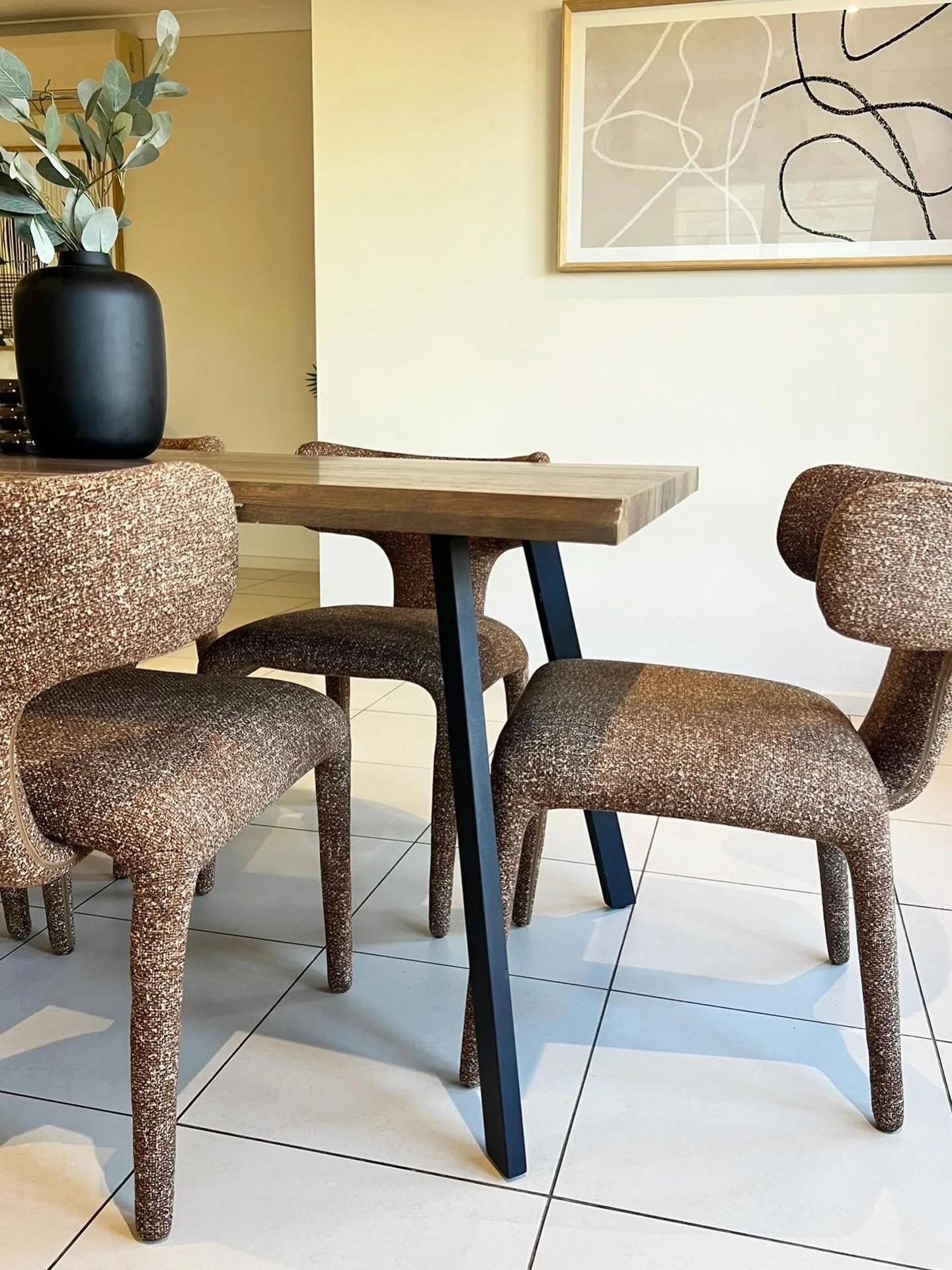 Home sweet home ✨
A large, spacious family home with modern features, beautifully styled to showcase its very best. From the moment you step through the front door, you&rsquo;ll instantly feel at home🤎  Agent | Tvey Hock @prodarwinnt  Location | Lyo