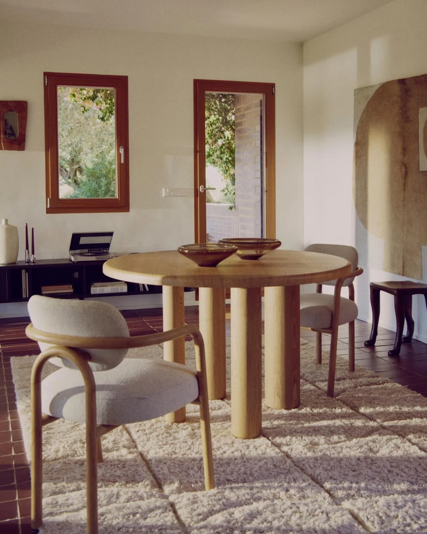 The Mailen 💫✨. Round table - 120cm is made from ash wood and ash veneer in a natural finish. With legs of varying diameters, this table is a true centrepiece. The Mailen collection incorporates curves in a contemporary mix of eastern and western des