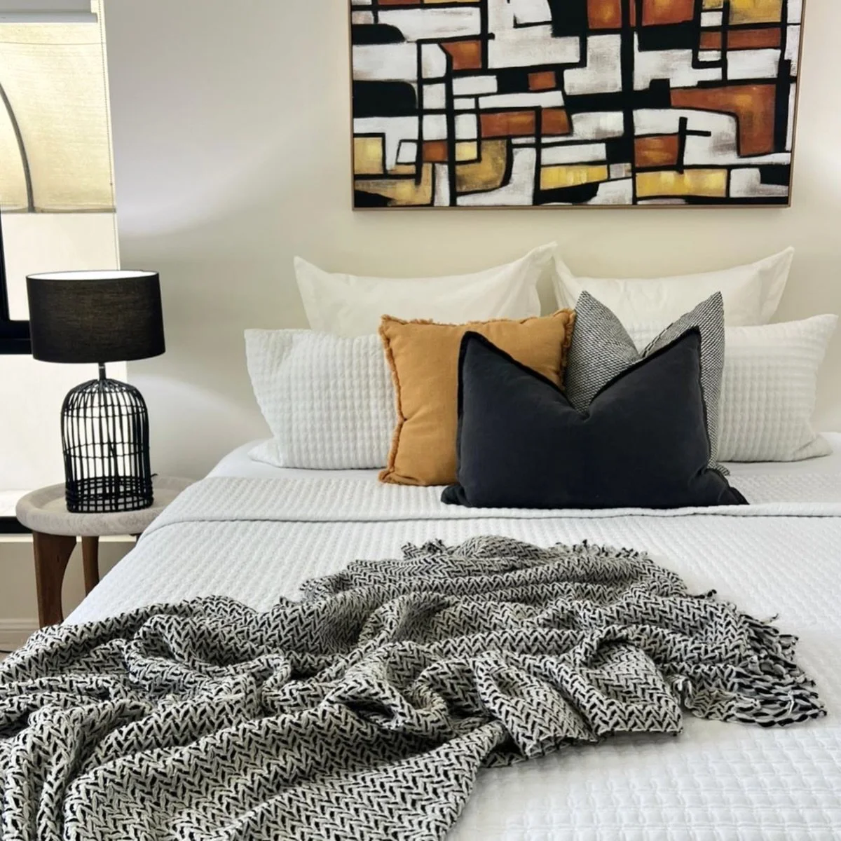 An absolute ripper home on Bayview Blvd 🌴
Using sleek black accents, rustic textures and rich warm tones 🤎
Sitting on the water, this place is a so tranquil and welcoming. 

Agent | @sellingthewattsway