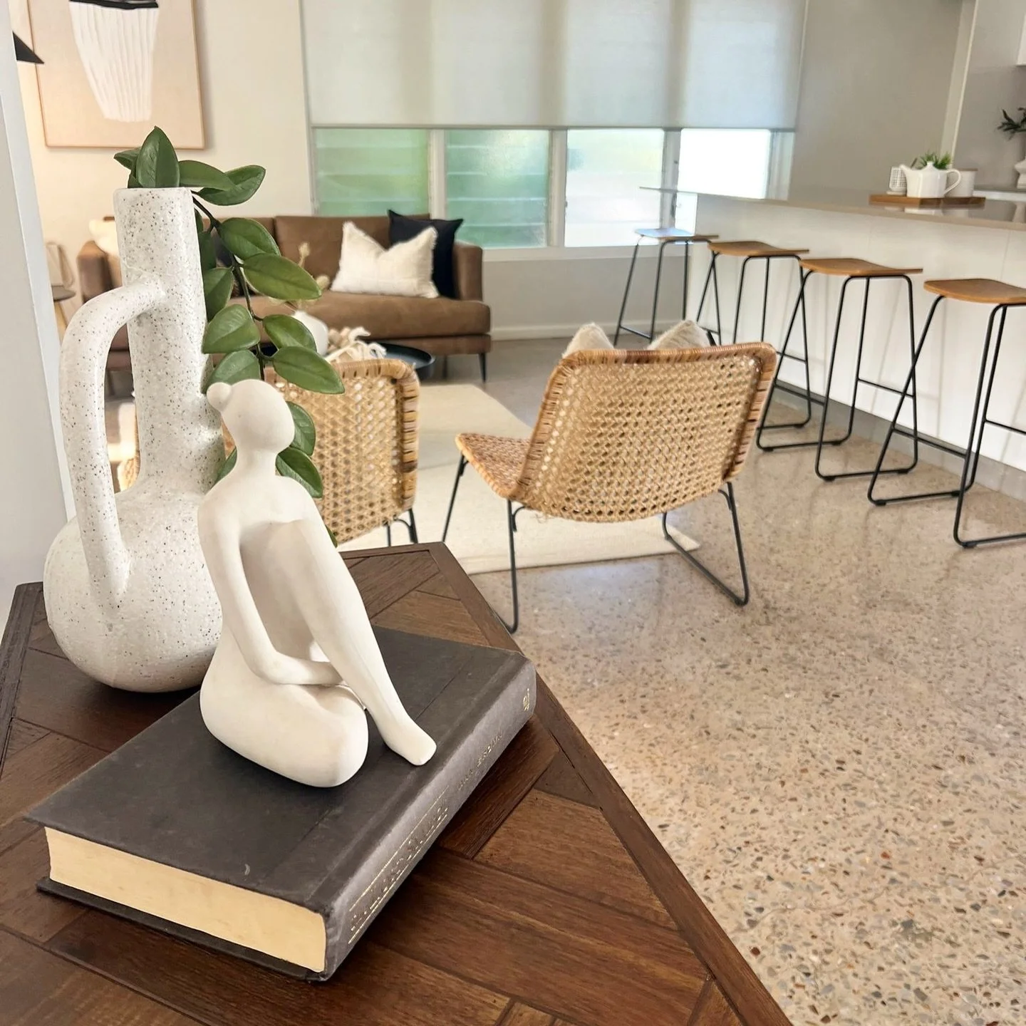 Already under contract! 
This sweet apartment in Stuart Park was a treat to style. 3 bedrooms, a balcony and generous living and dining. Such a great property ❤️

Our team worked with the beautiful polished concrete floors, and classic red splashback