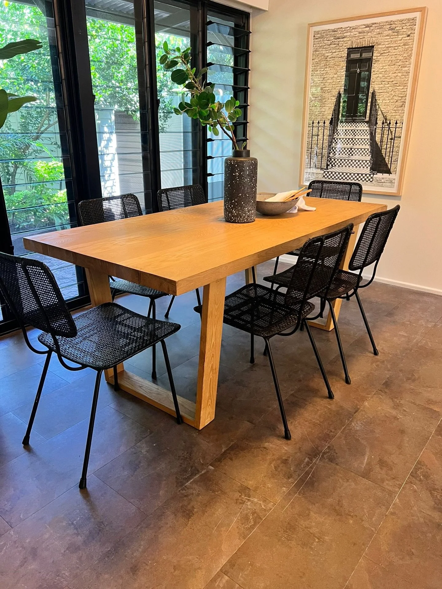 A special tropical oasis in Nightcliff 🤎
With high ceilings and an abundance of lourves, this townhouse encapsulates such a relaxing and airy vibe. 

Agent | @jenwardellrealestate