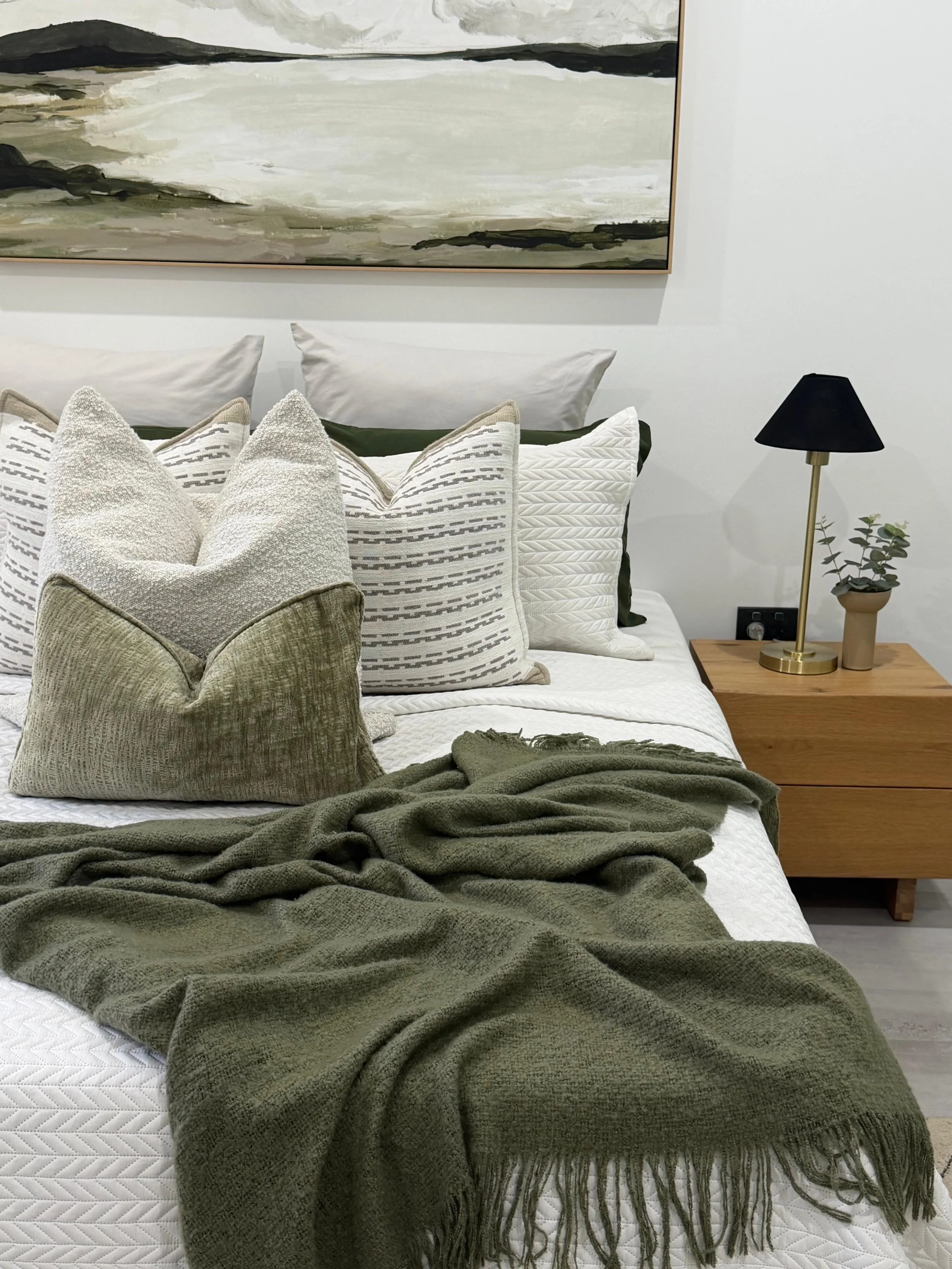A hidden gem in Millner 💫
This spacious property had the styling team getting lost, it&rsquo;s an incredibly large home with lots of attention to detail. Reading nooks, a bar, clever storage and vast living spaces. Styled with lots of care, sleek co