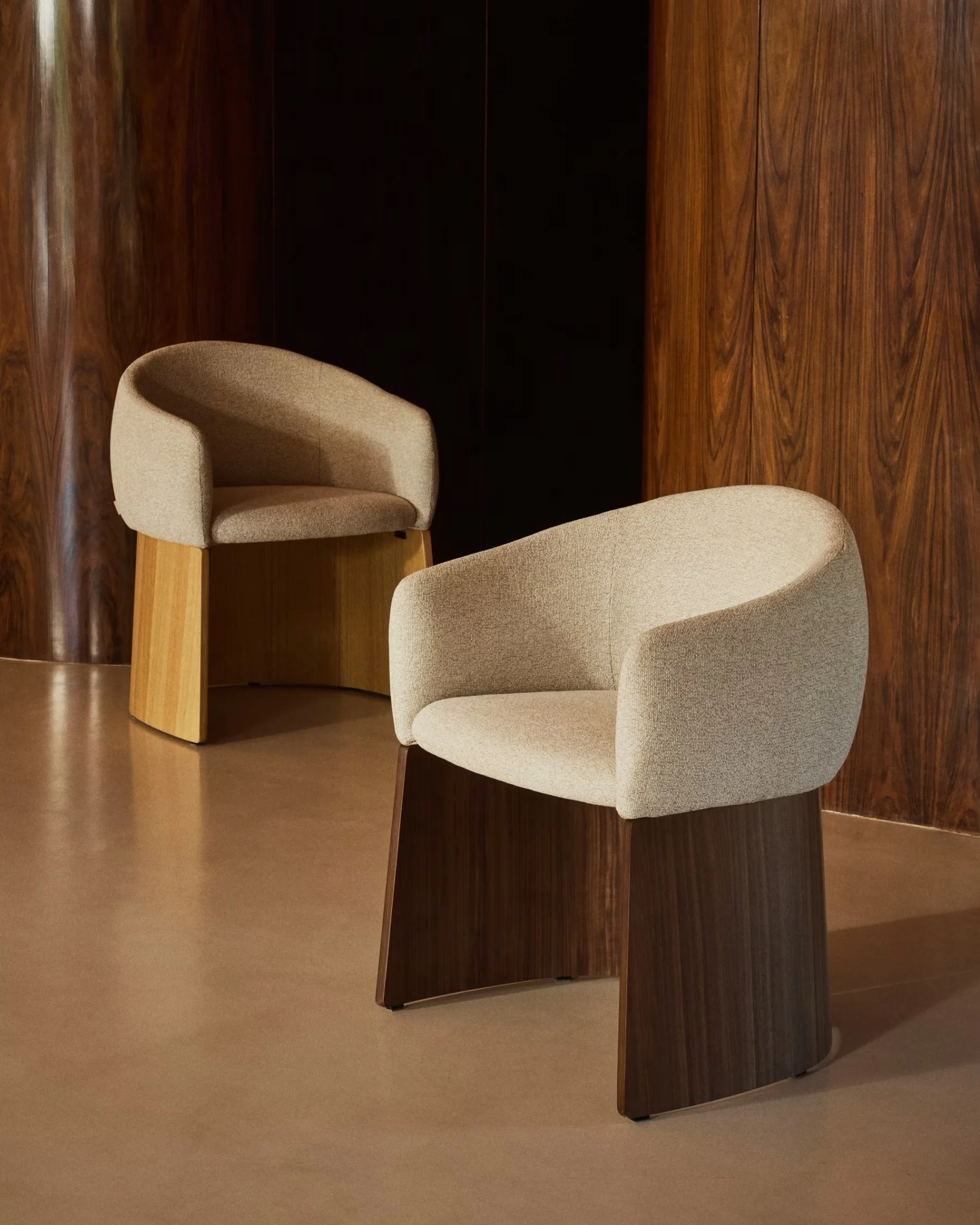 Enveloping shapes and generous proportions that strike a balance between voluminous and subtle, functional and expressive. A softly welcoming seat, supported by different bases that add character without detracting from the visual lightness. Its text